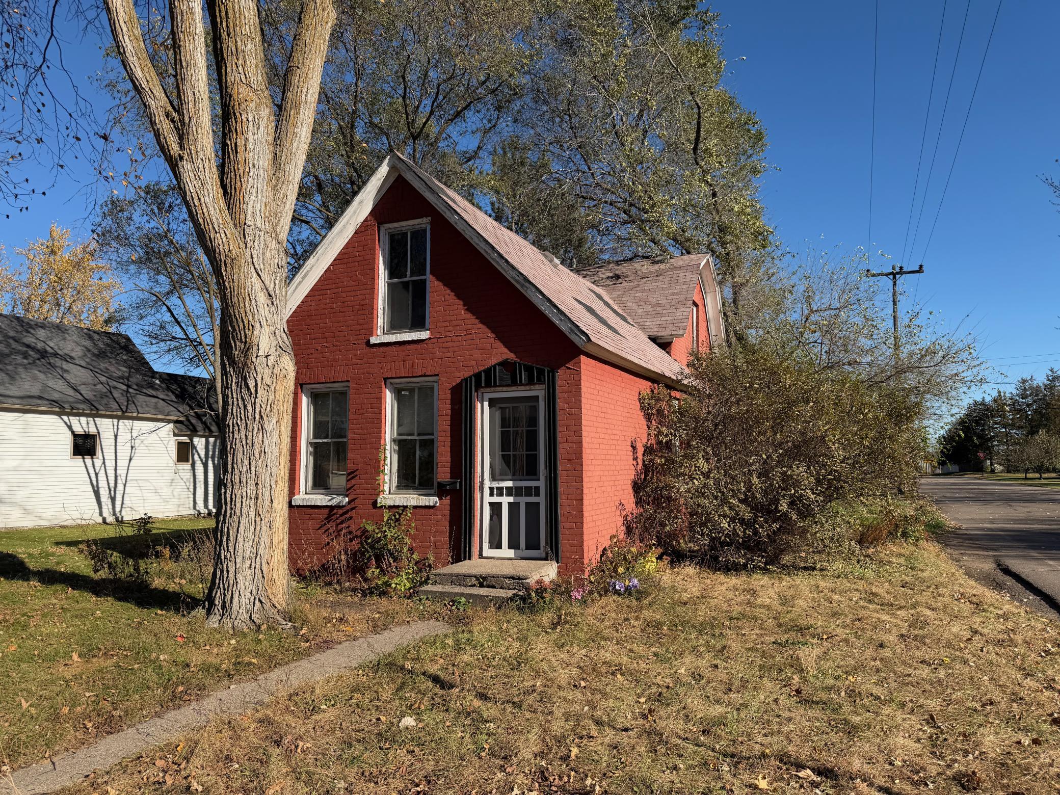 317 5th St SW, Little Falls, MN 56345