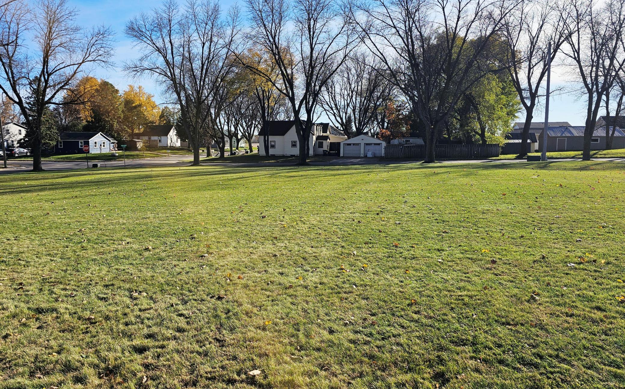 421 13th St SE, Willmar, MN 56201