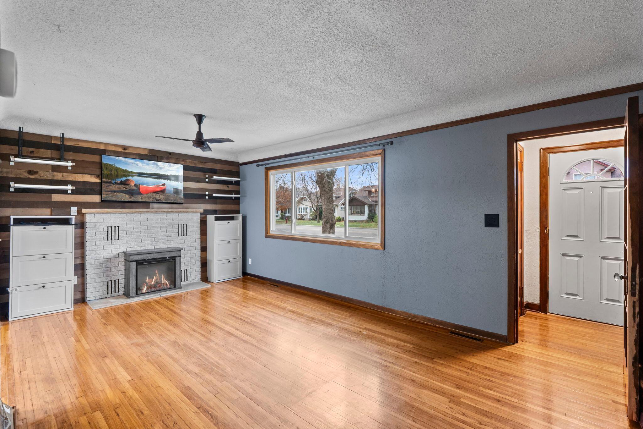 1772 Eustis St, Lauderdale, MN 55113