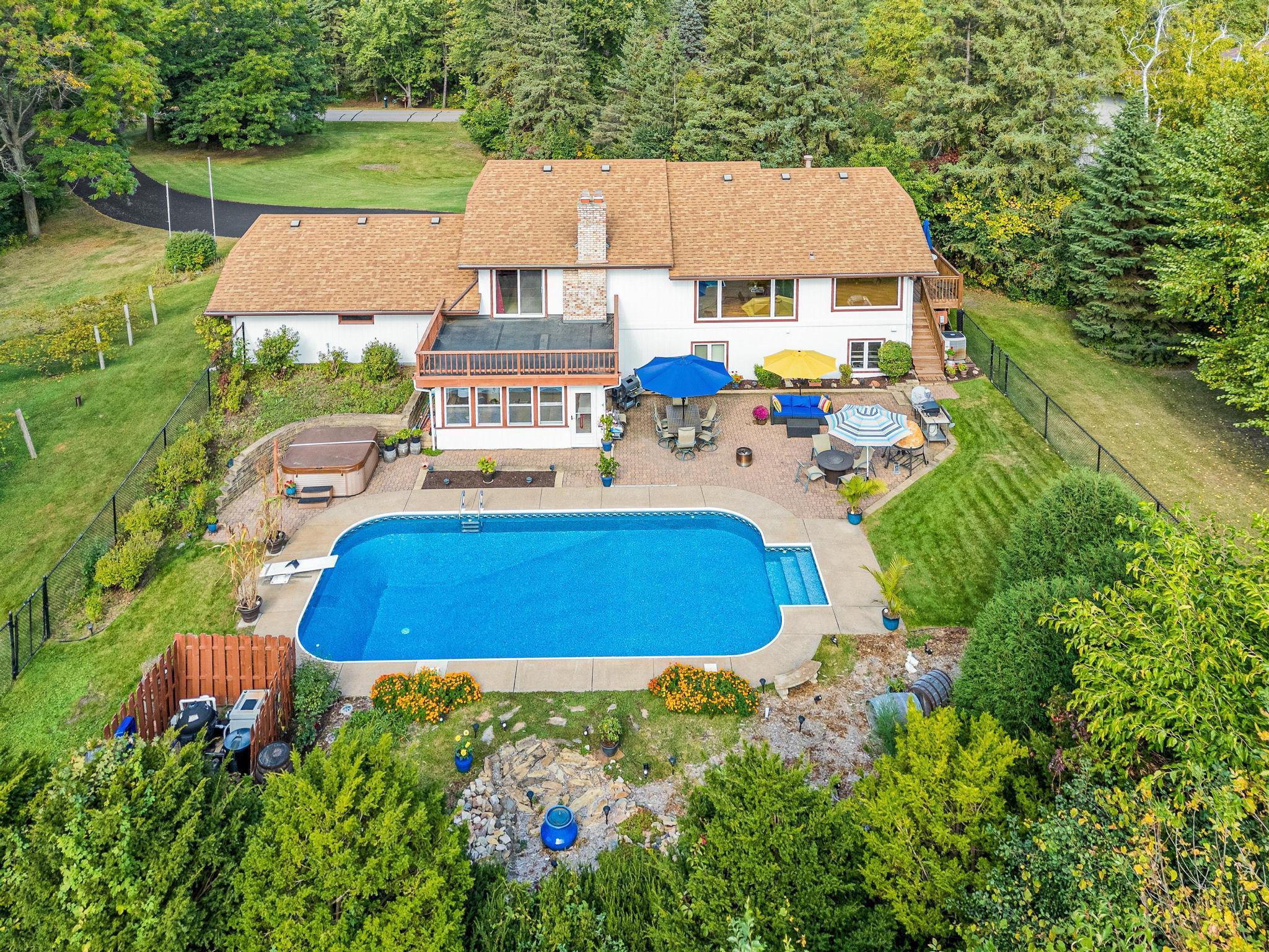 10 Hay Camp Rd, North Oaks, MN 55127
