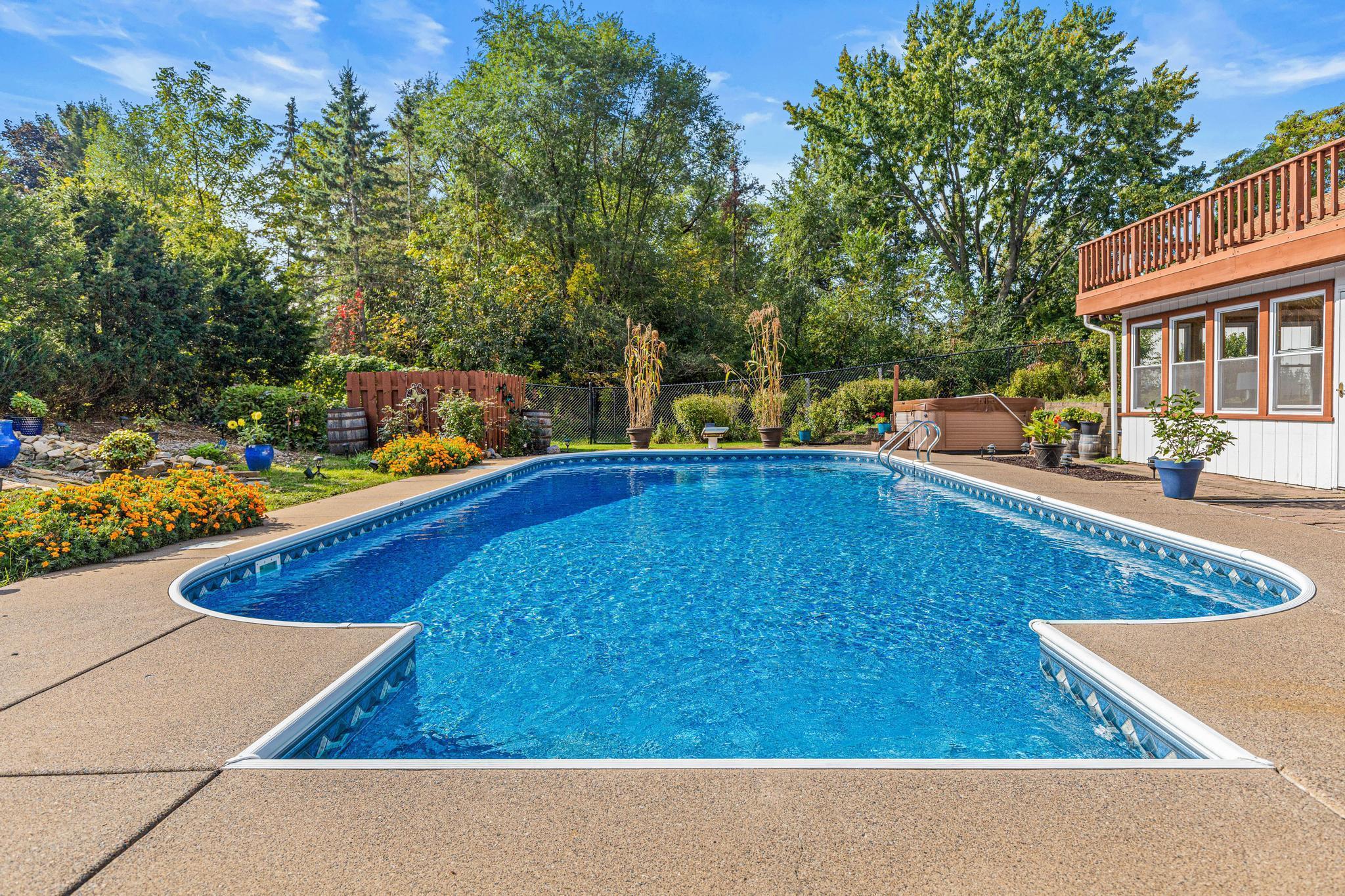 10 Hay Camp Rd, North Oaks, MN 55127