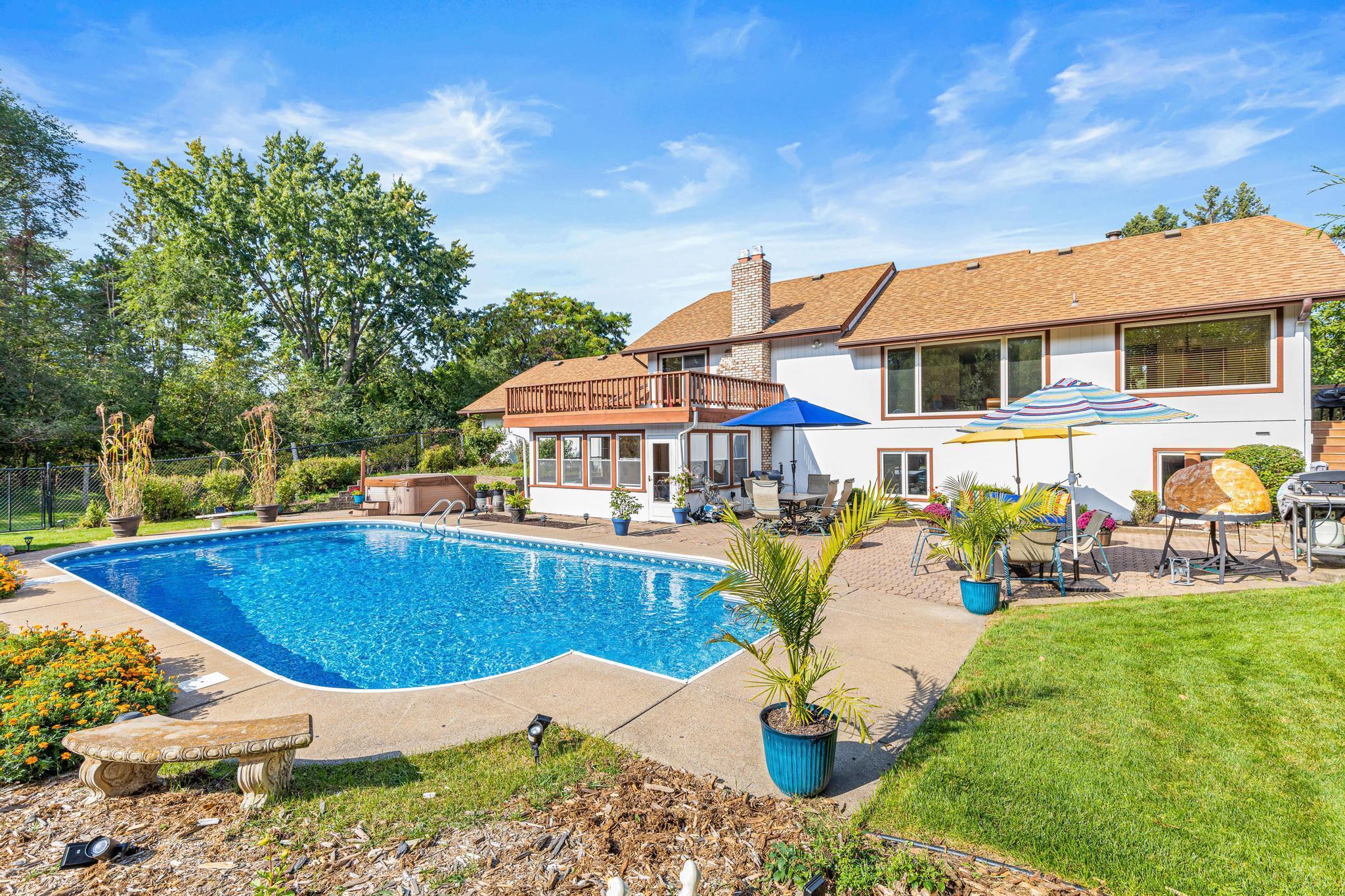 10 Hay Camp Rd, North Oaks, MN 55127