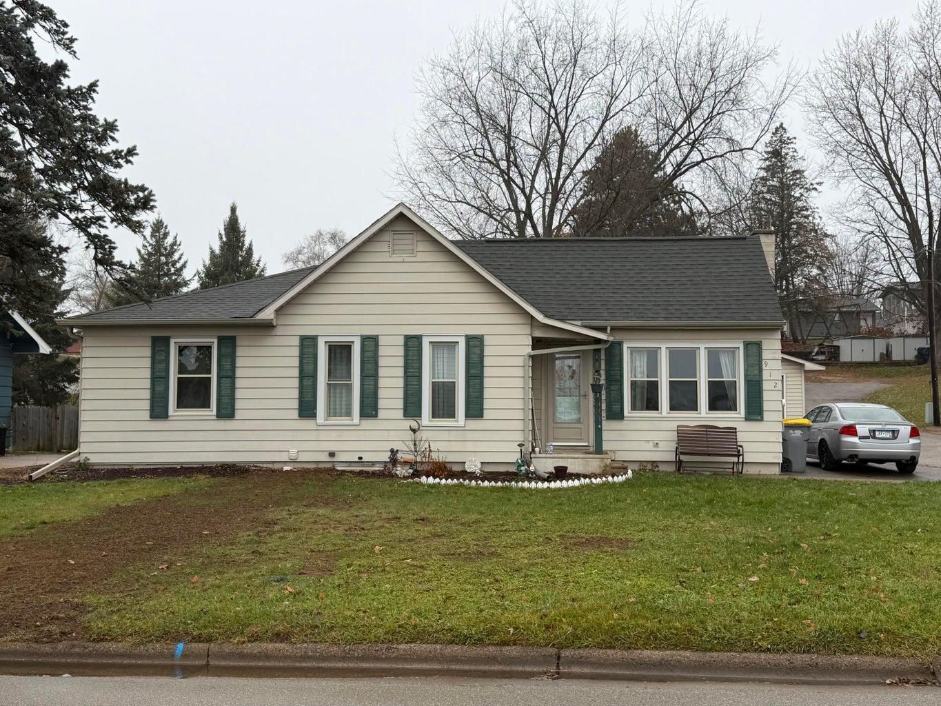 912 S Oak St, La Crescent, MN 55947