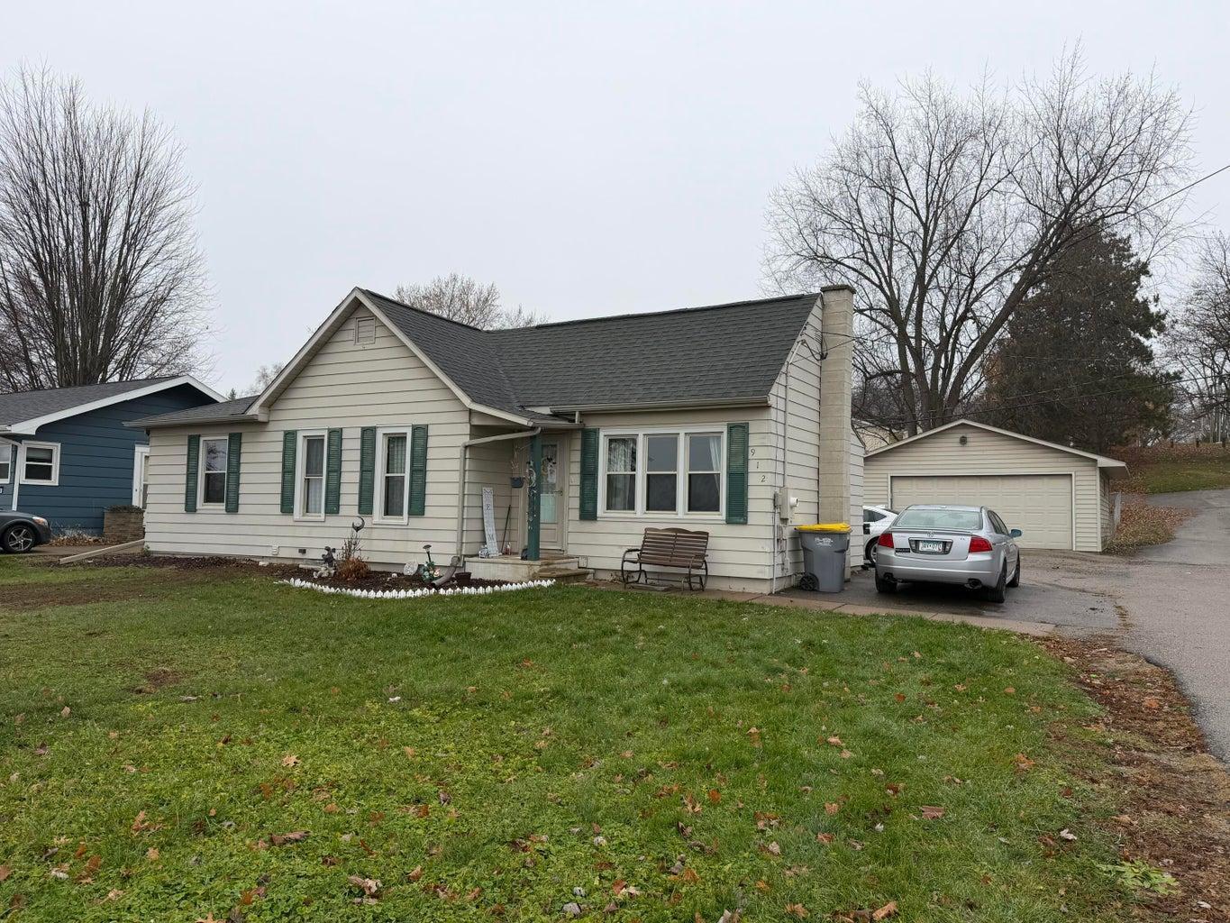 912 S Oak St, La Crescent, MN 55947