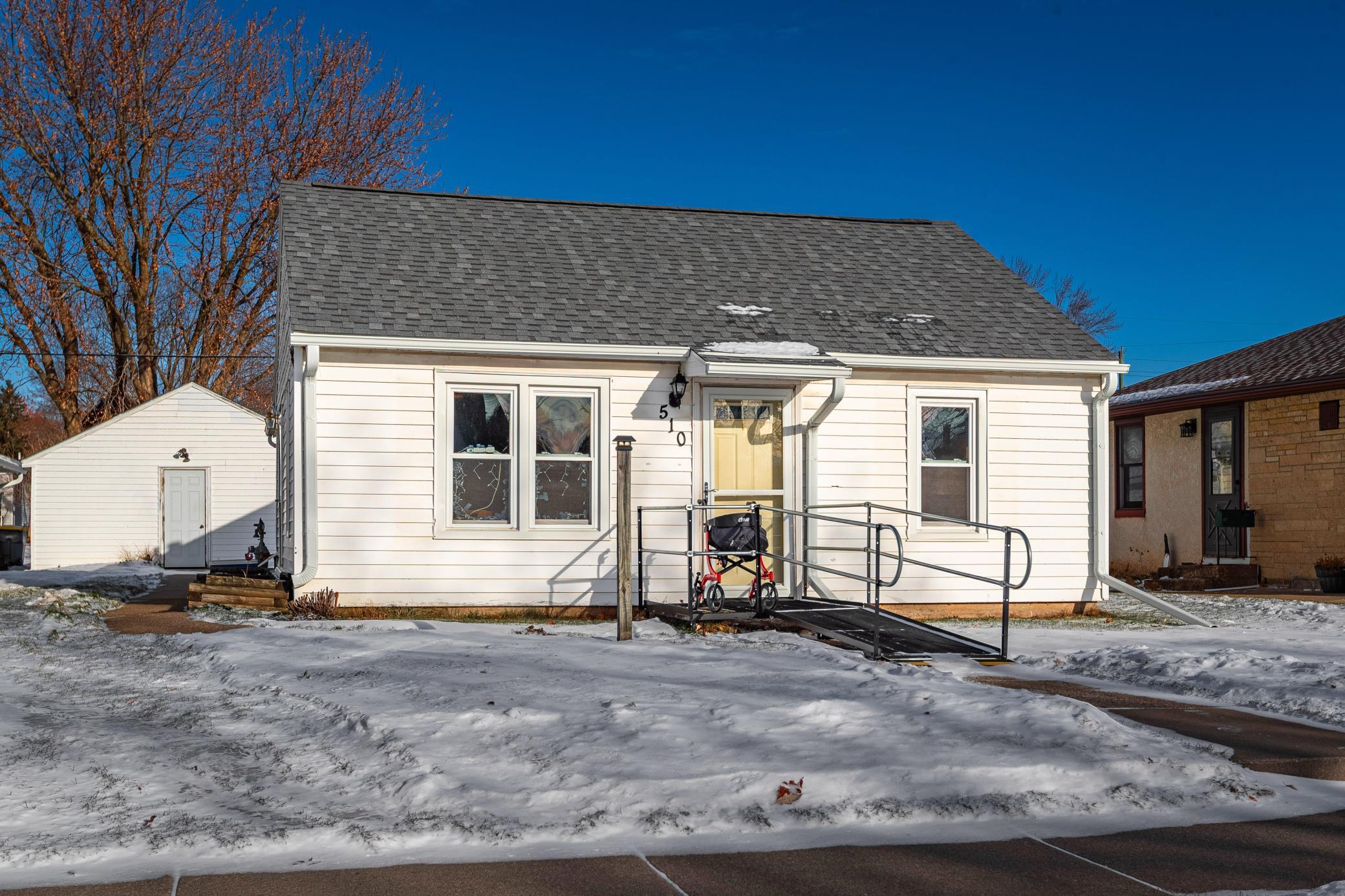 510 N 1st St, La Crescent, MN 55947