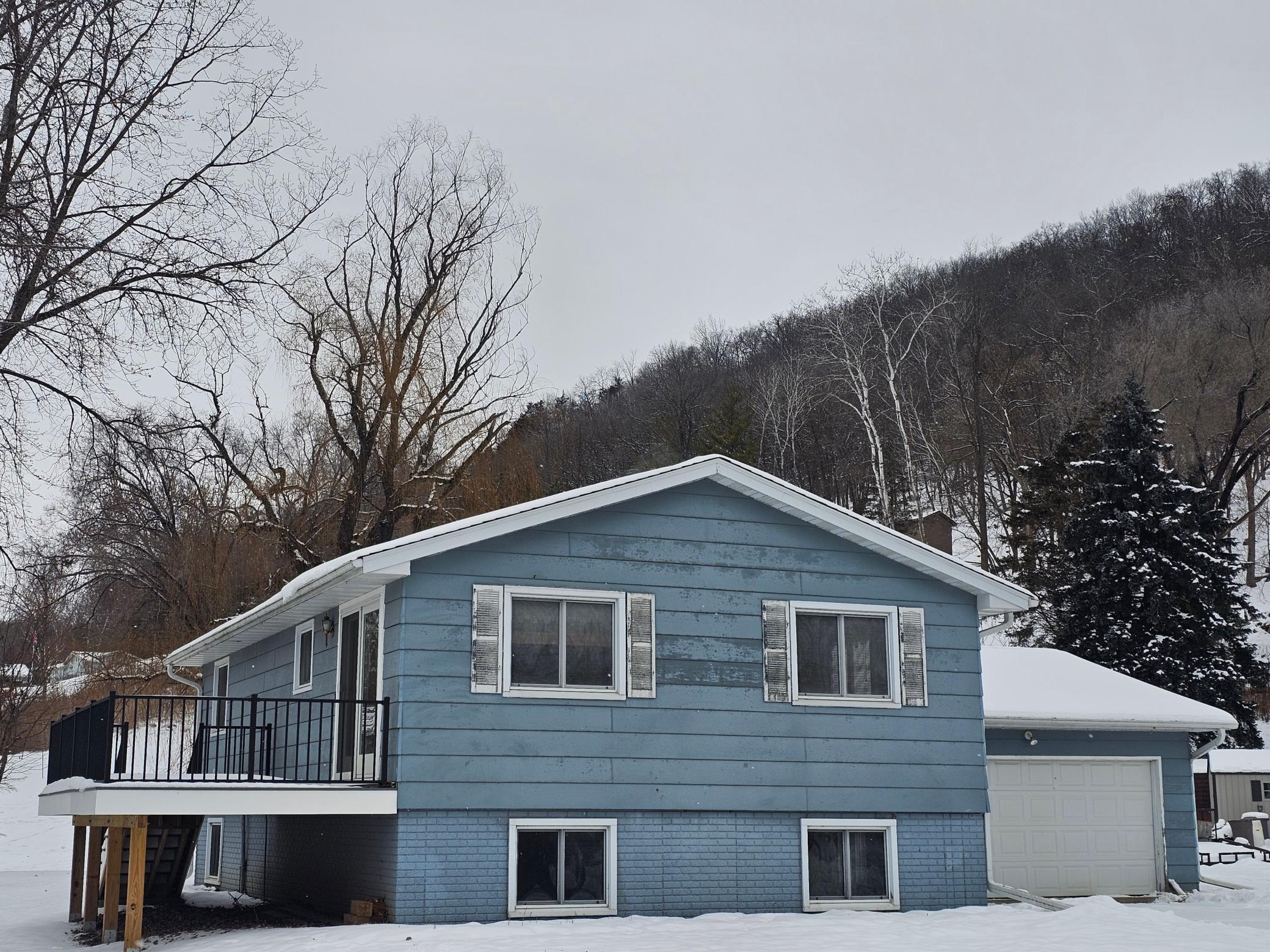 211 Edgeview Dr, Rollingstone, MN 55969