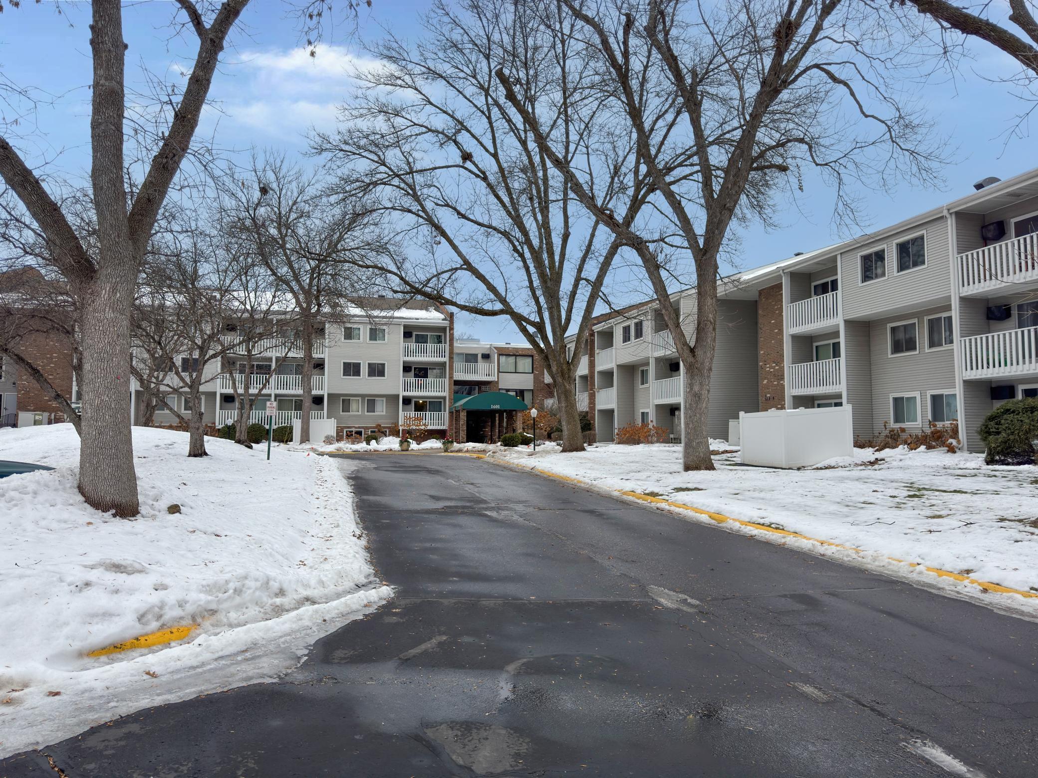 1601 N Innsbruck Dr #242, Fridley, MN 55432
