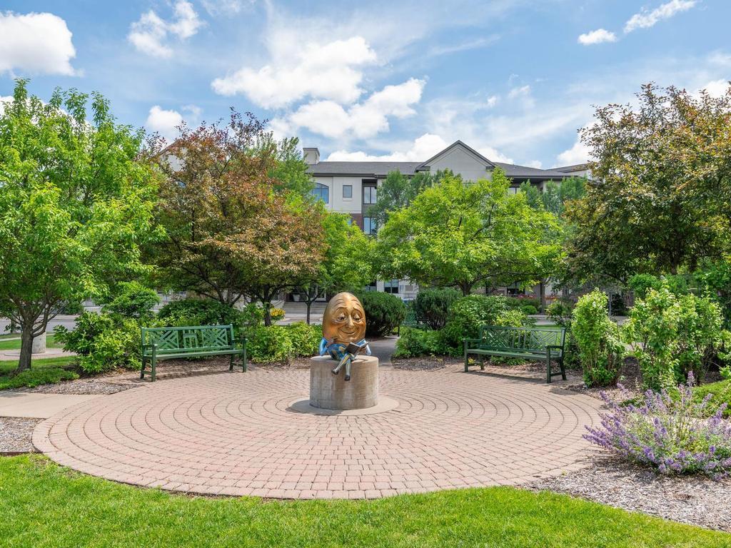5225 Grandview Sq #210, Edina, MN 55436