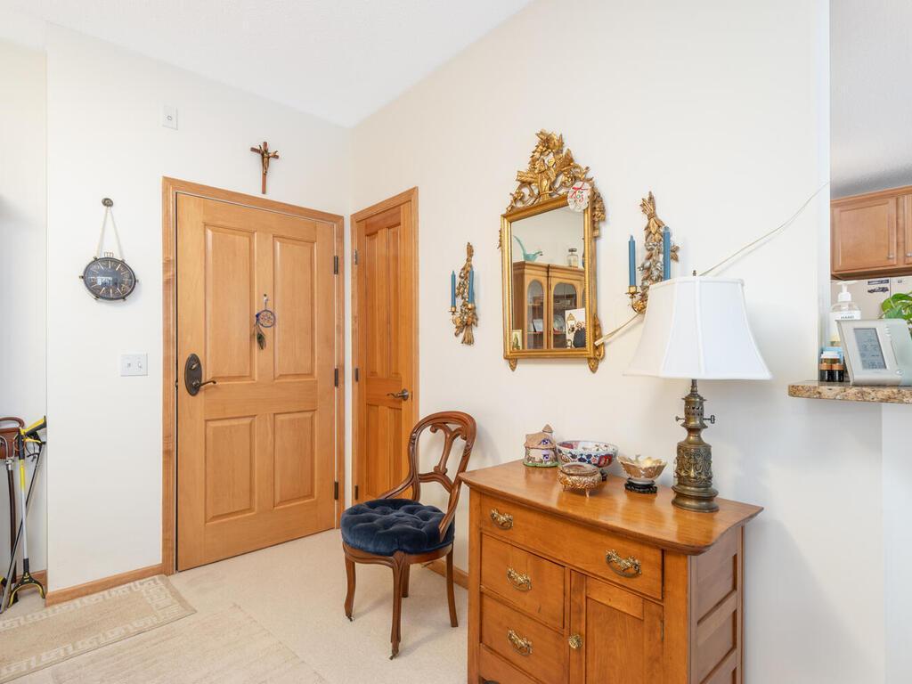 5225 Grandview Sq #210, Edina, MN 55436