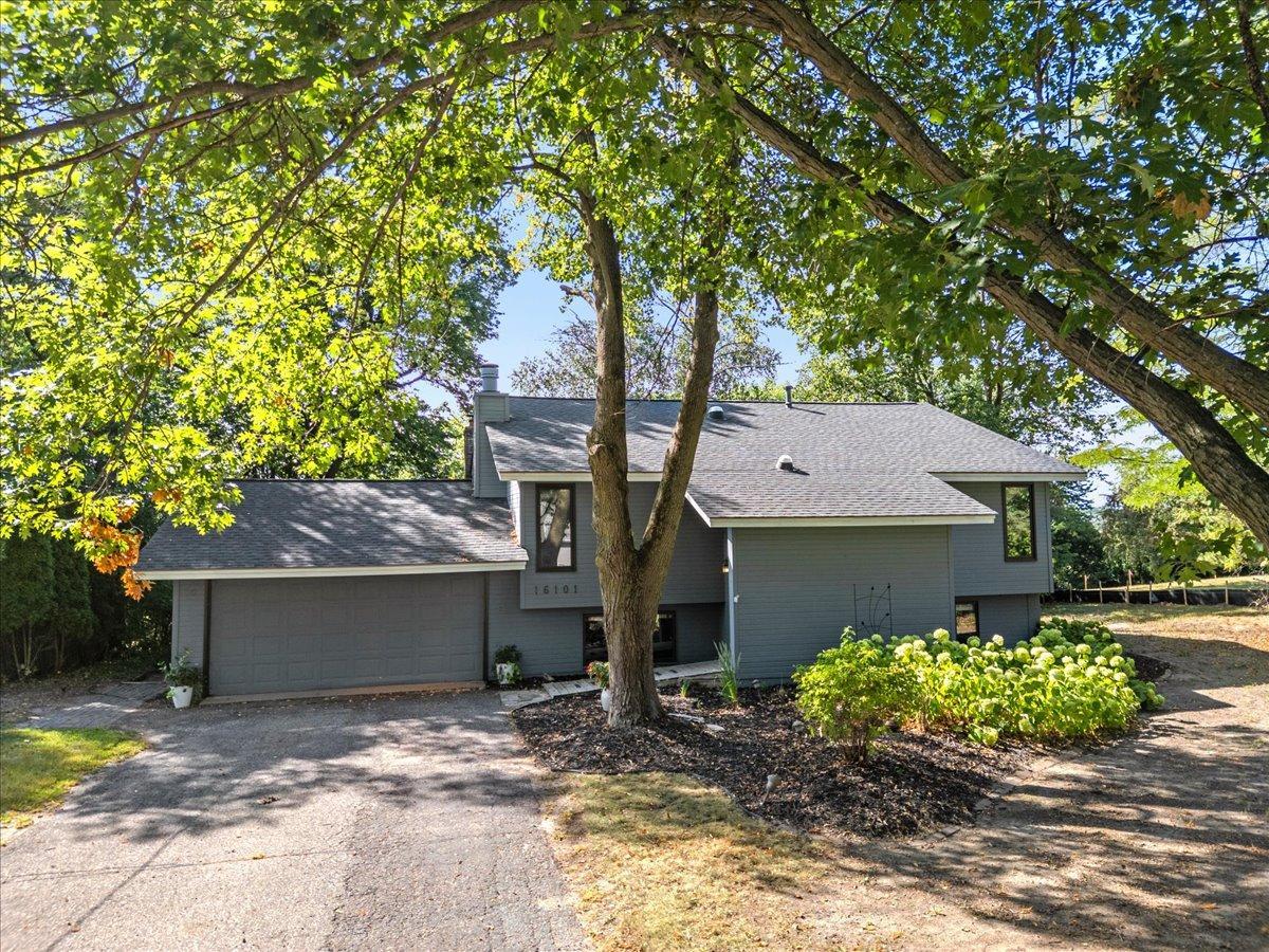 16101 Hilltop Rd, Eden Prairie, MN 55347