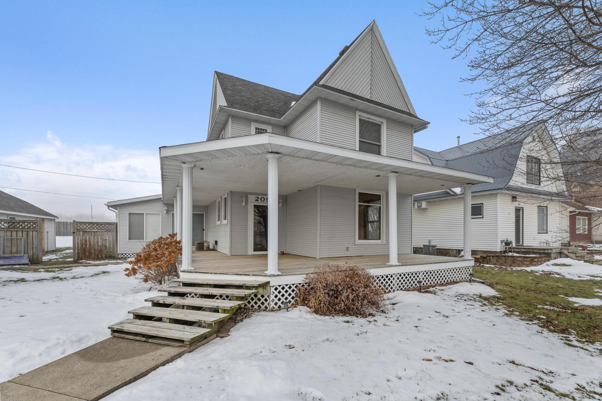 209 Oak St S, Mabel, MN 55954
