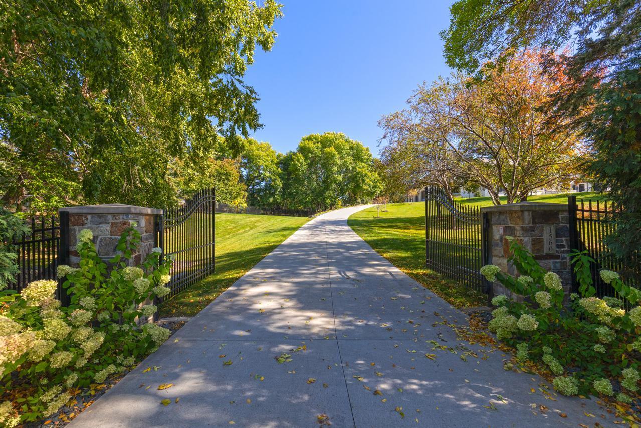 1560 Hunter Dr, Wayzata, MN 55391