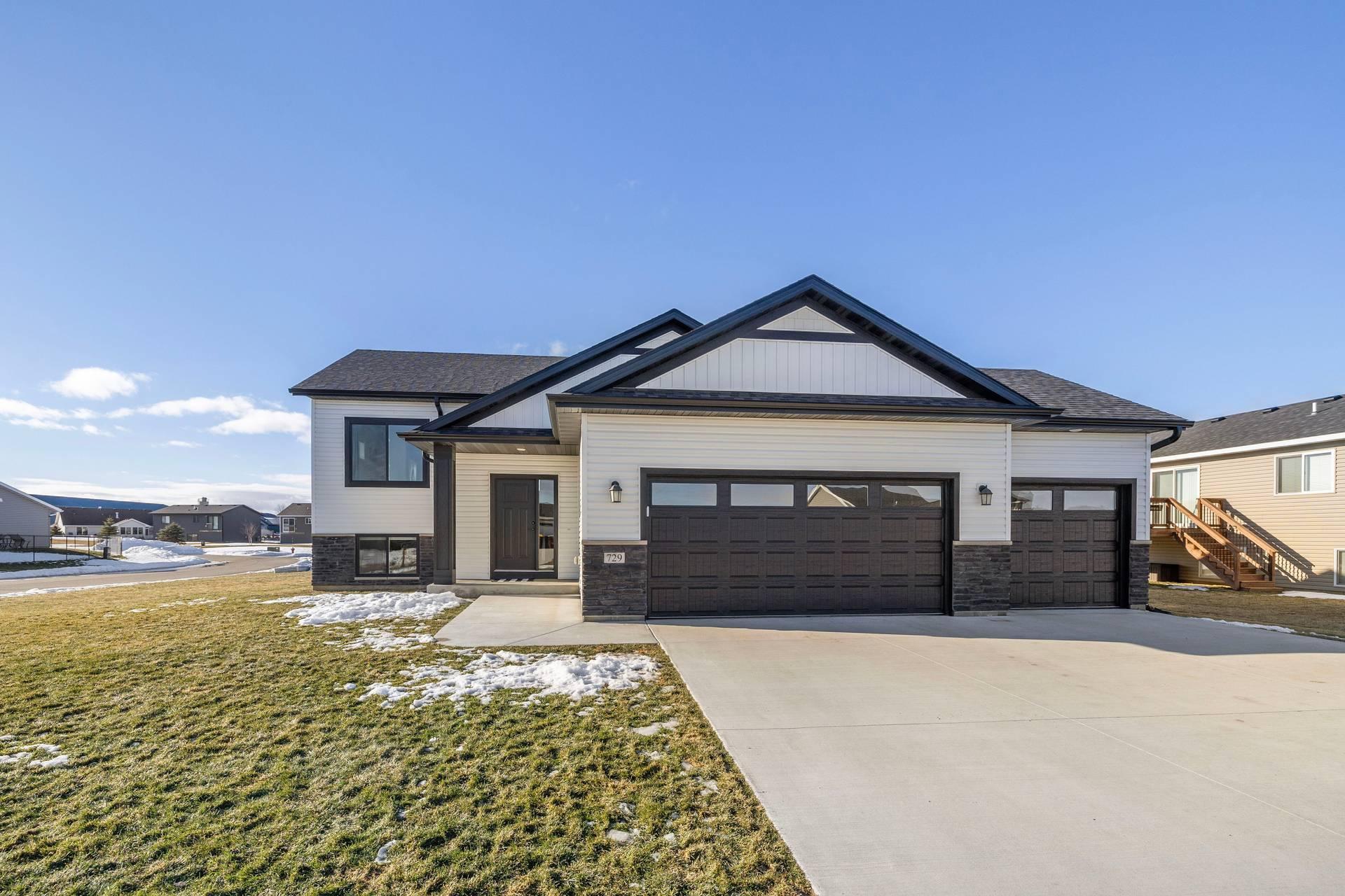 729 Tall Grass Ln, Wanamingo, MN 55983