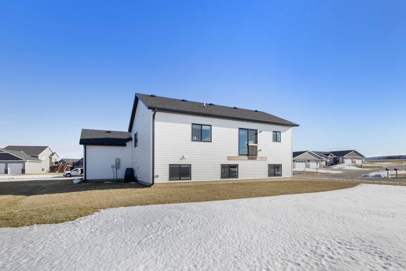 729 Tall Grass Ln, Wanamingo, MN 55983