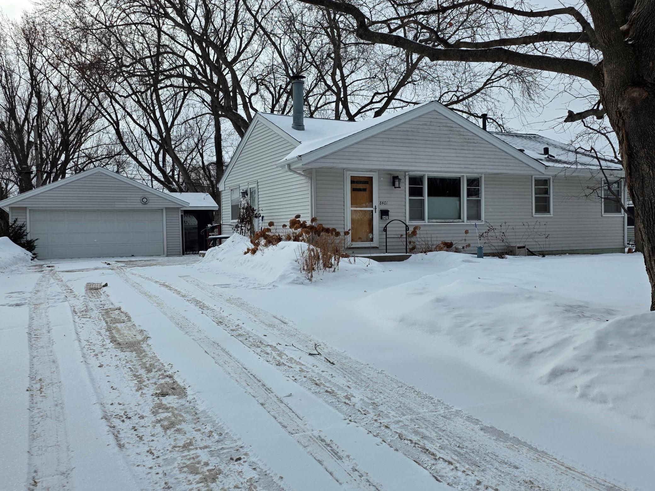 8401 32nd Ave N, Crystal, MN 55427
