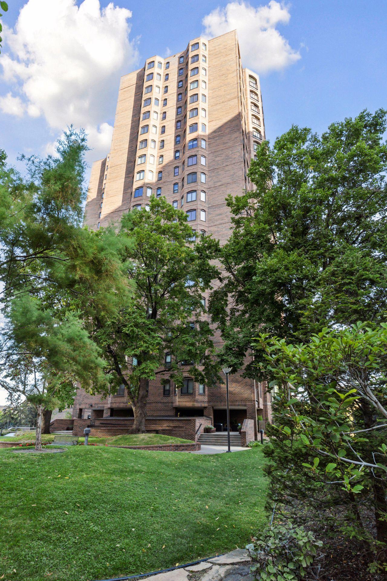 1201 Yale Pl #2009, Minneapolis, MN 55403