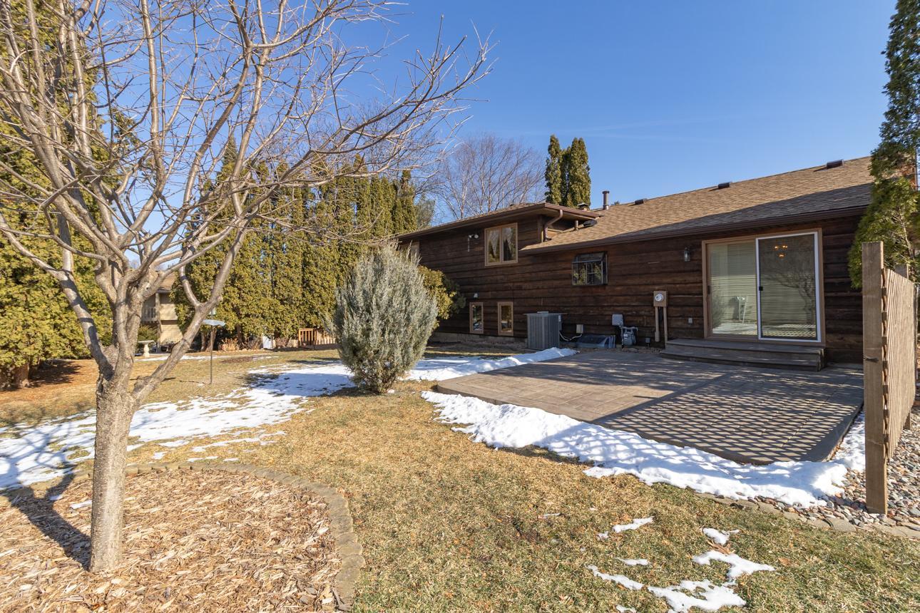 1081 Avanti Dr, Mendota Heights, MN 55118