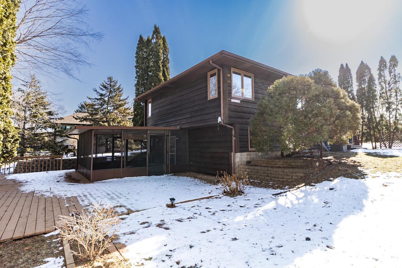 1081 Avanti Dr, Mendota Heights, MN 55118