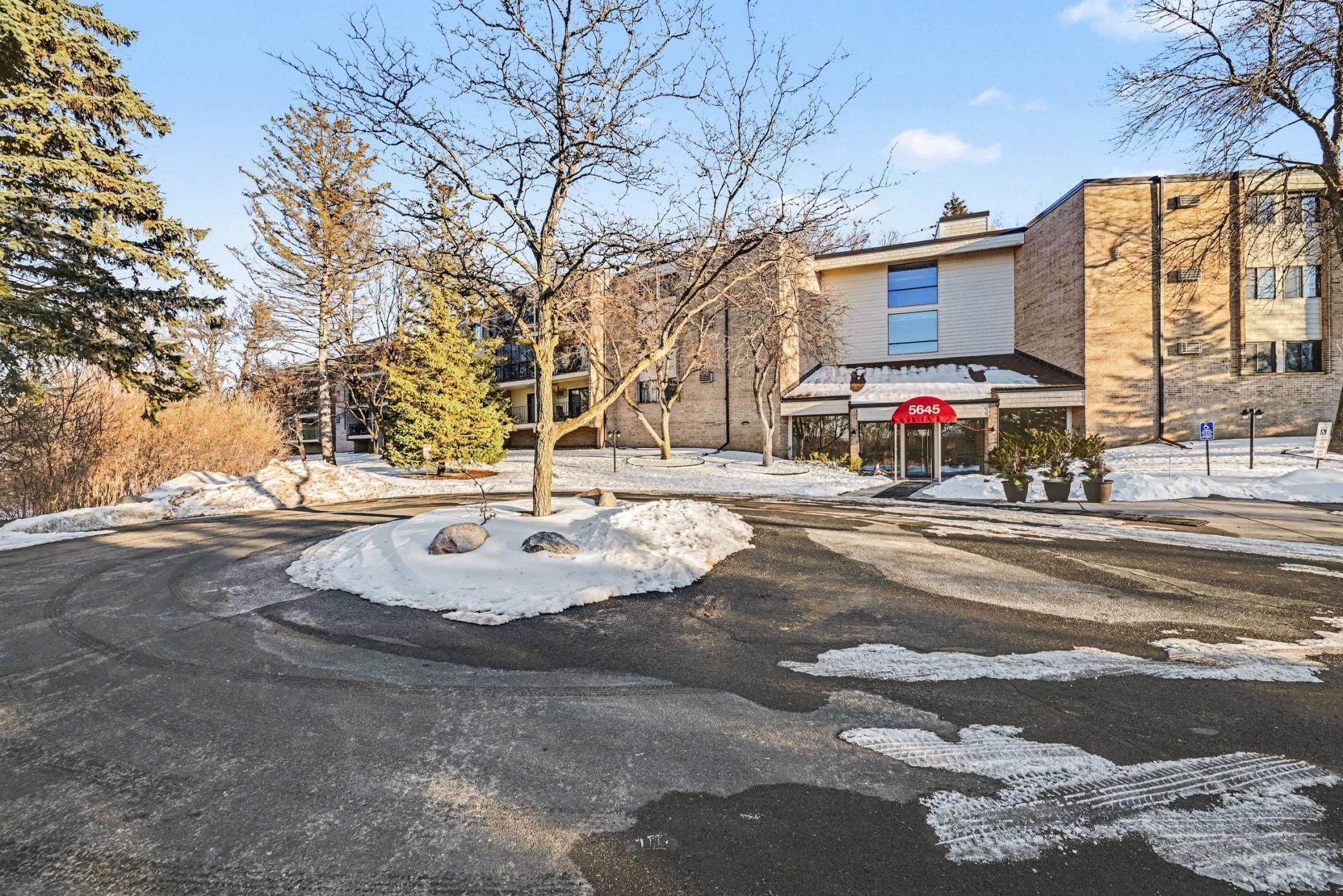 5645 Green Circle Dr #315, Minnetonka, MN 55343