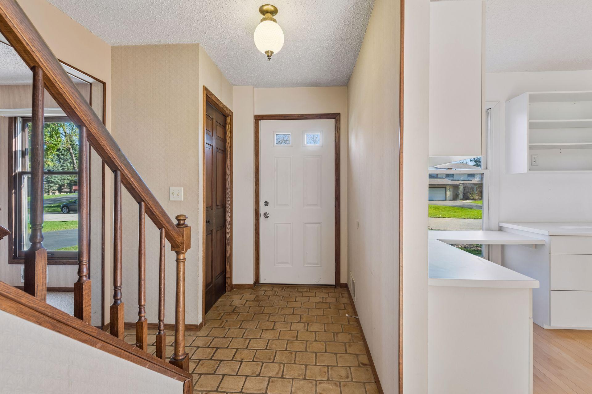 812 Oriole Ln, Chaska, MN 55318