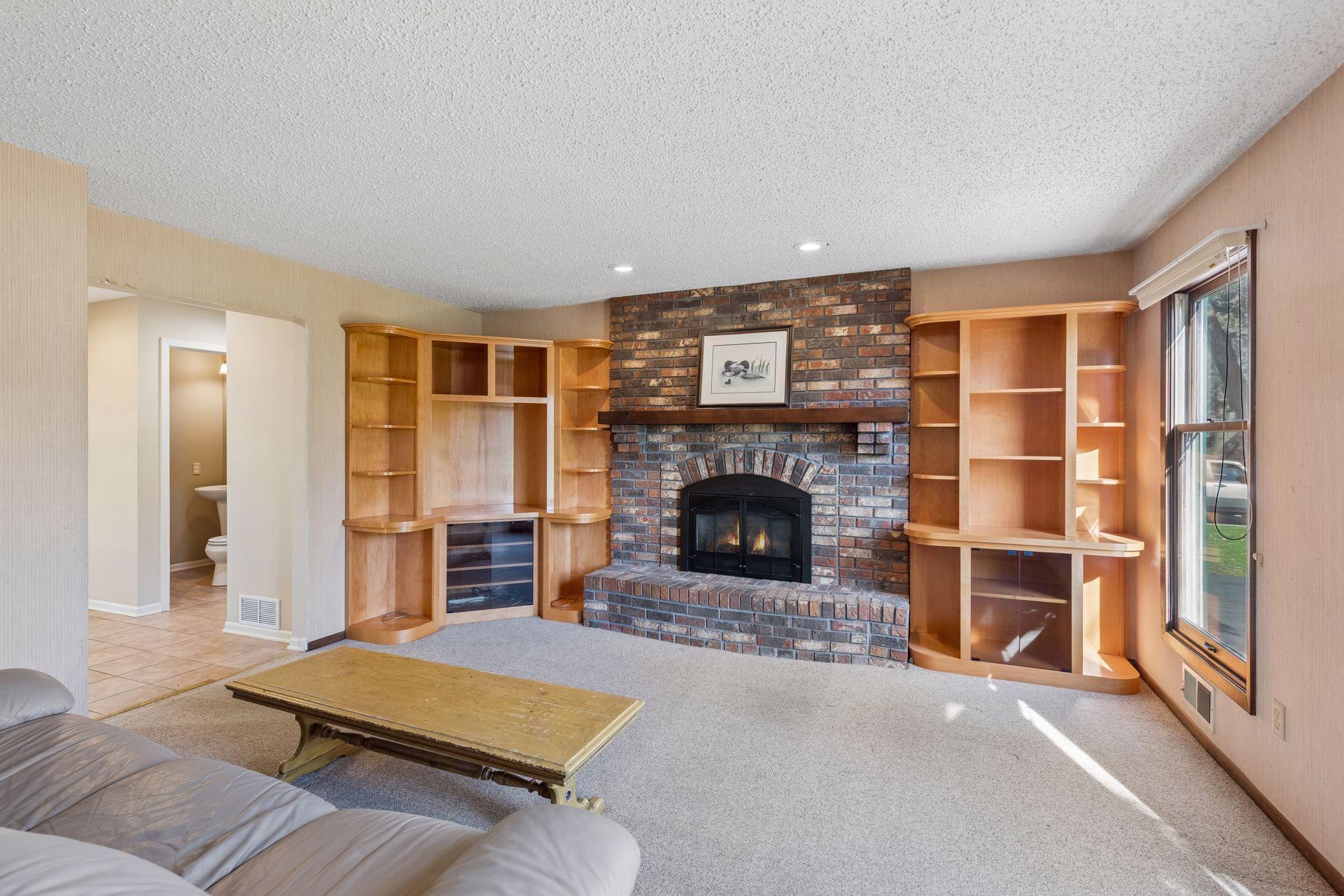 812 Oriole Ln, Chaska, MN 55318