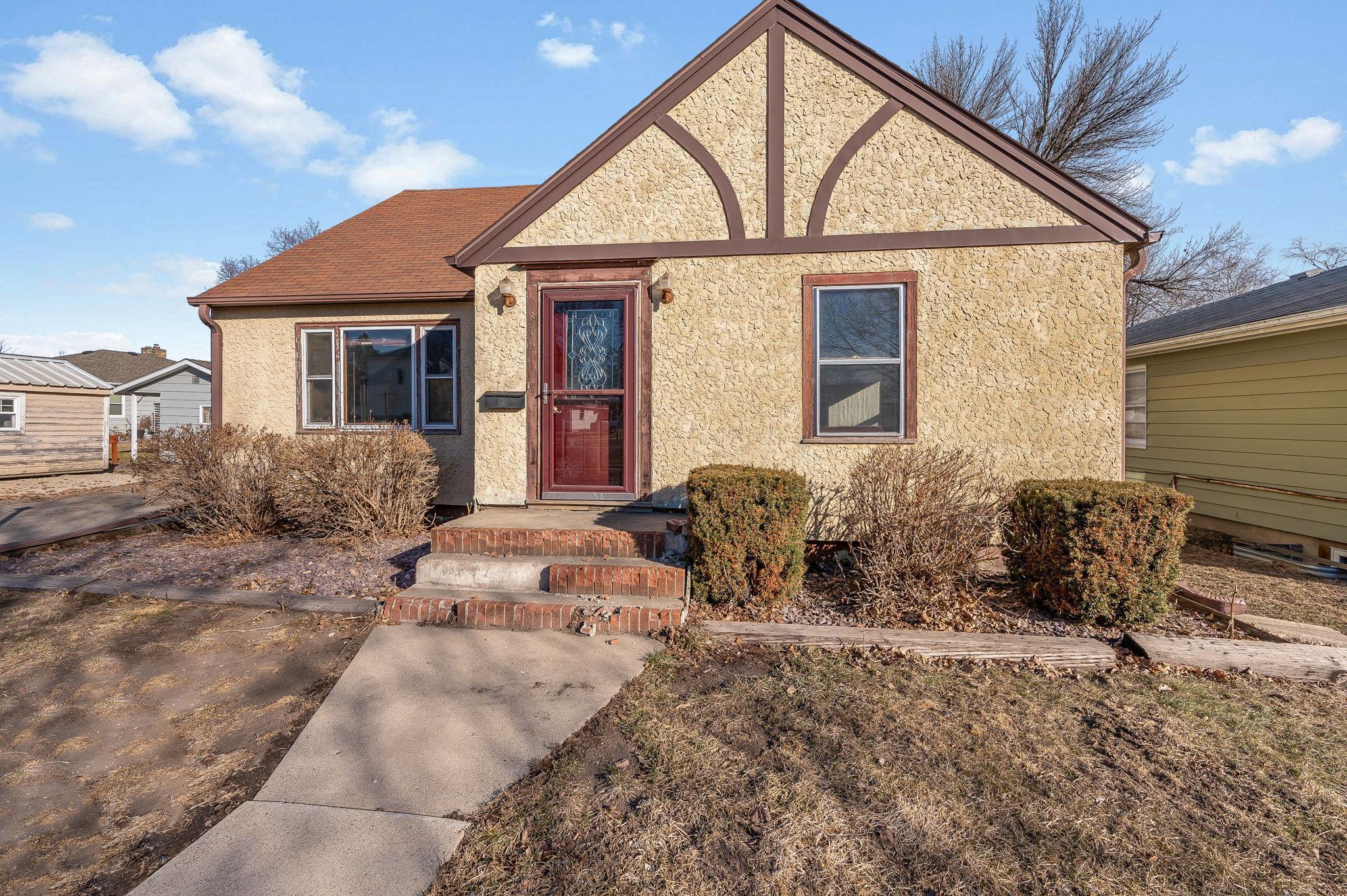 315 E 12th St, Blue Earth, MN 56013