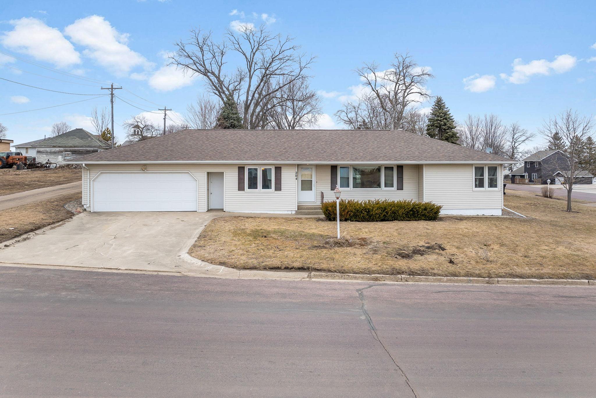 204 1st St, Welcome, MN 56181