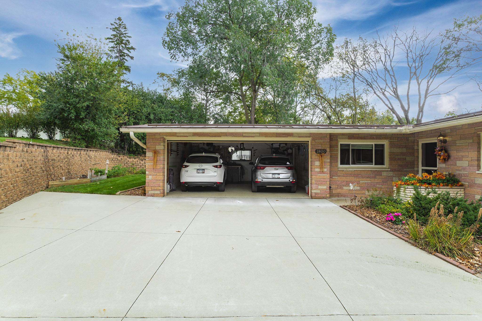 1800 Hiawatha Ct NE, Rochester, MN 55906