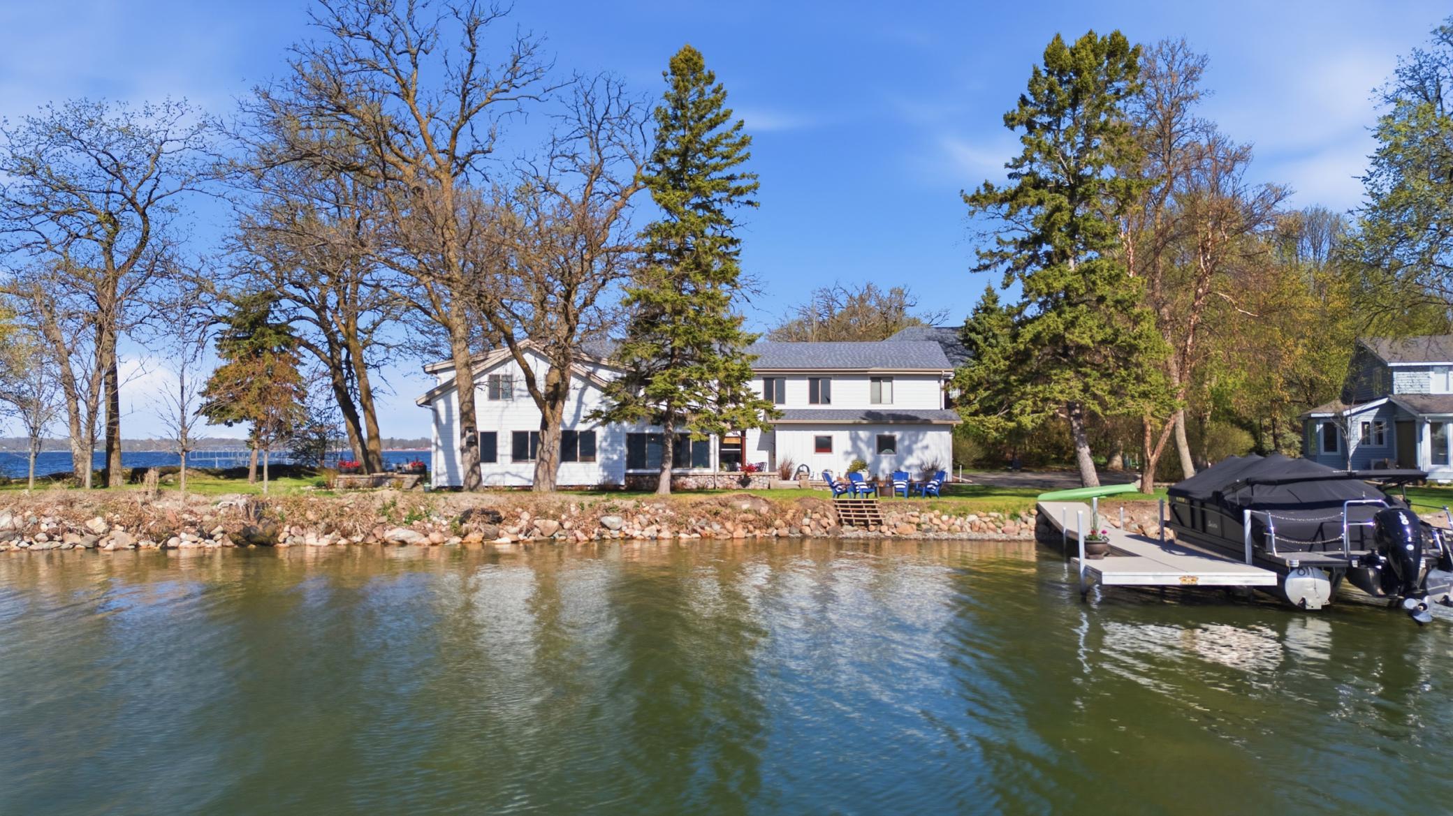 611 N Shore Dr, Detroit Lakes, MN 56501