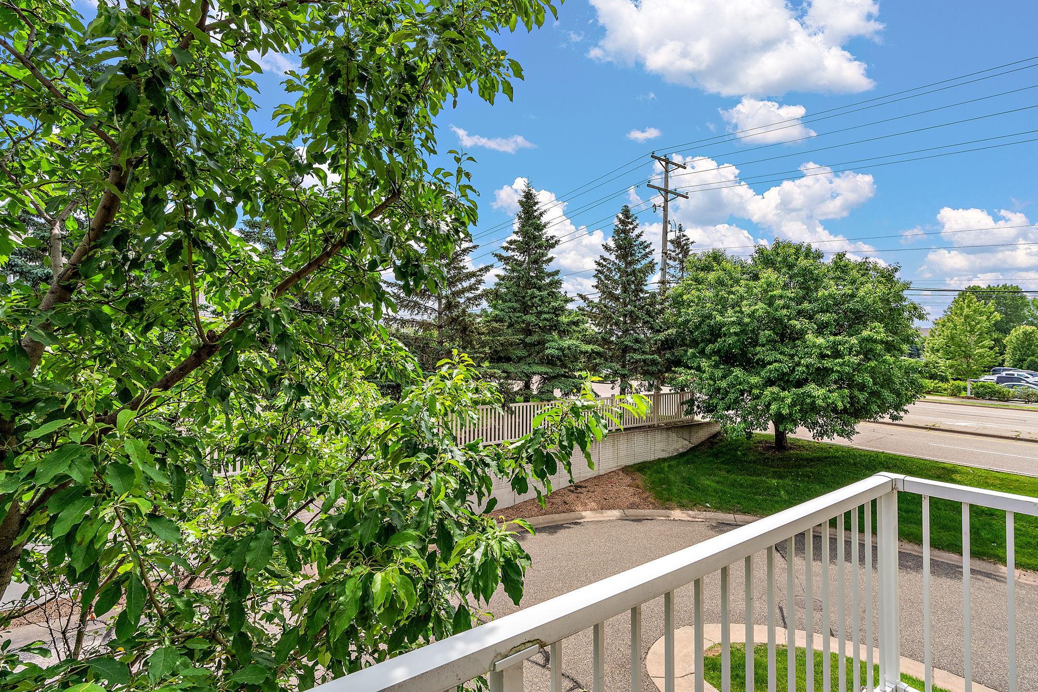 1613 County Road D E #L, Maplewood, MN 55109