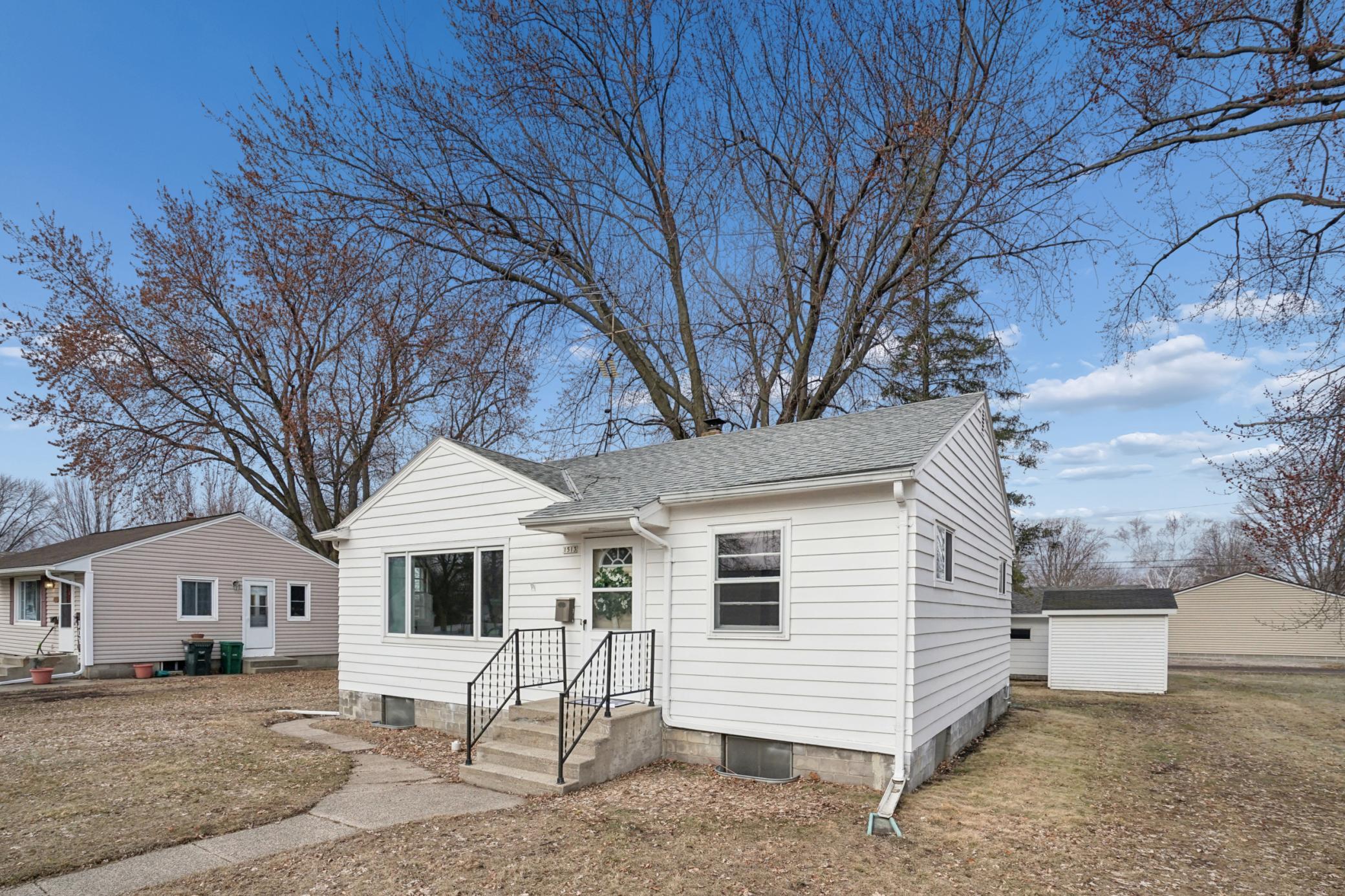 1513 Armstrong Ave N, Glencoe, MN 55336