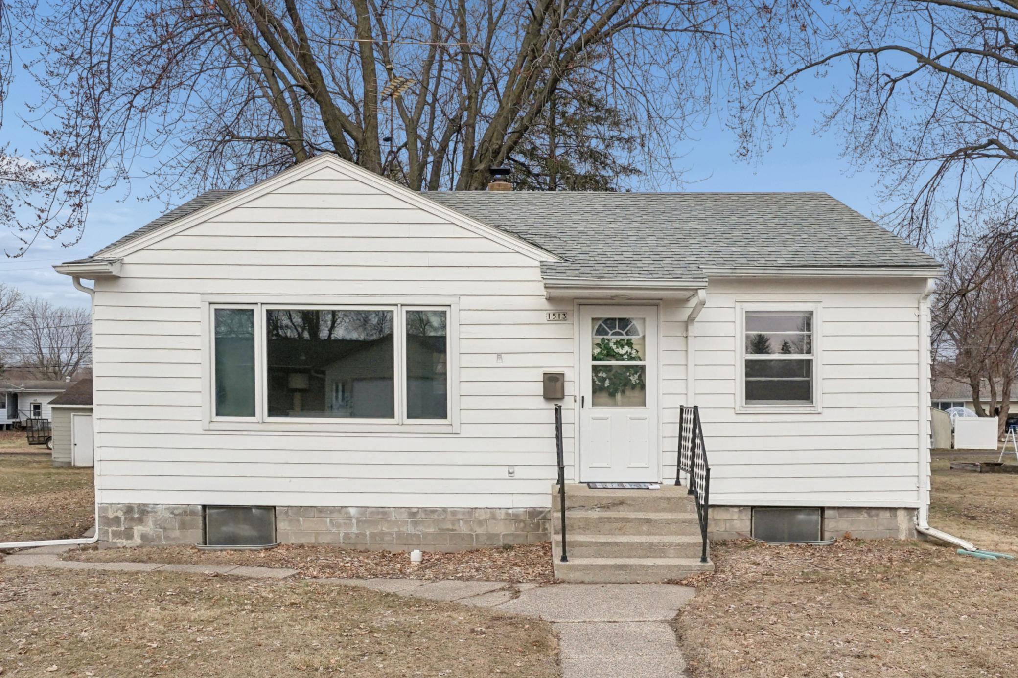 1513 Armstrong Ave N, Glencoe, MN 55336