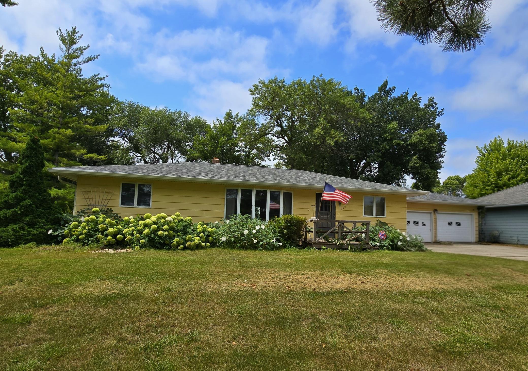 302 8th Ave NW, Pipestone, MN 56164