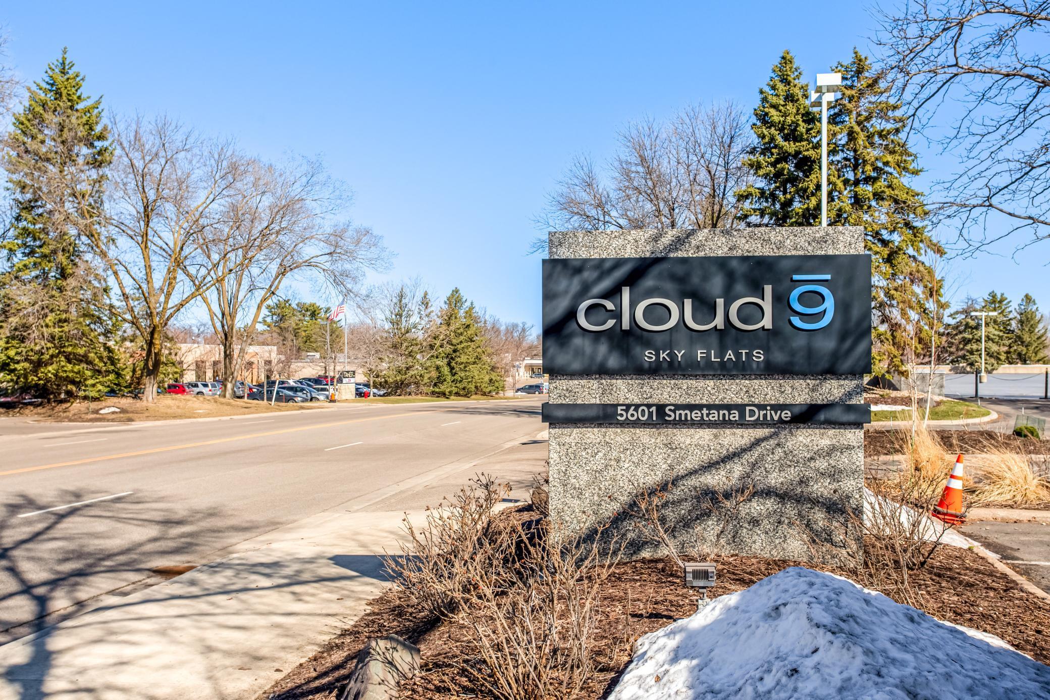5601 Smetana Dr #813, Minnetonka, MN 55343