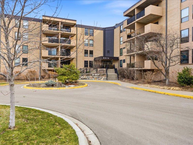 6670 Vernon Ave S #202, Edina, MN 55436