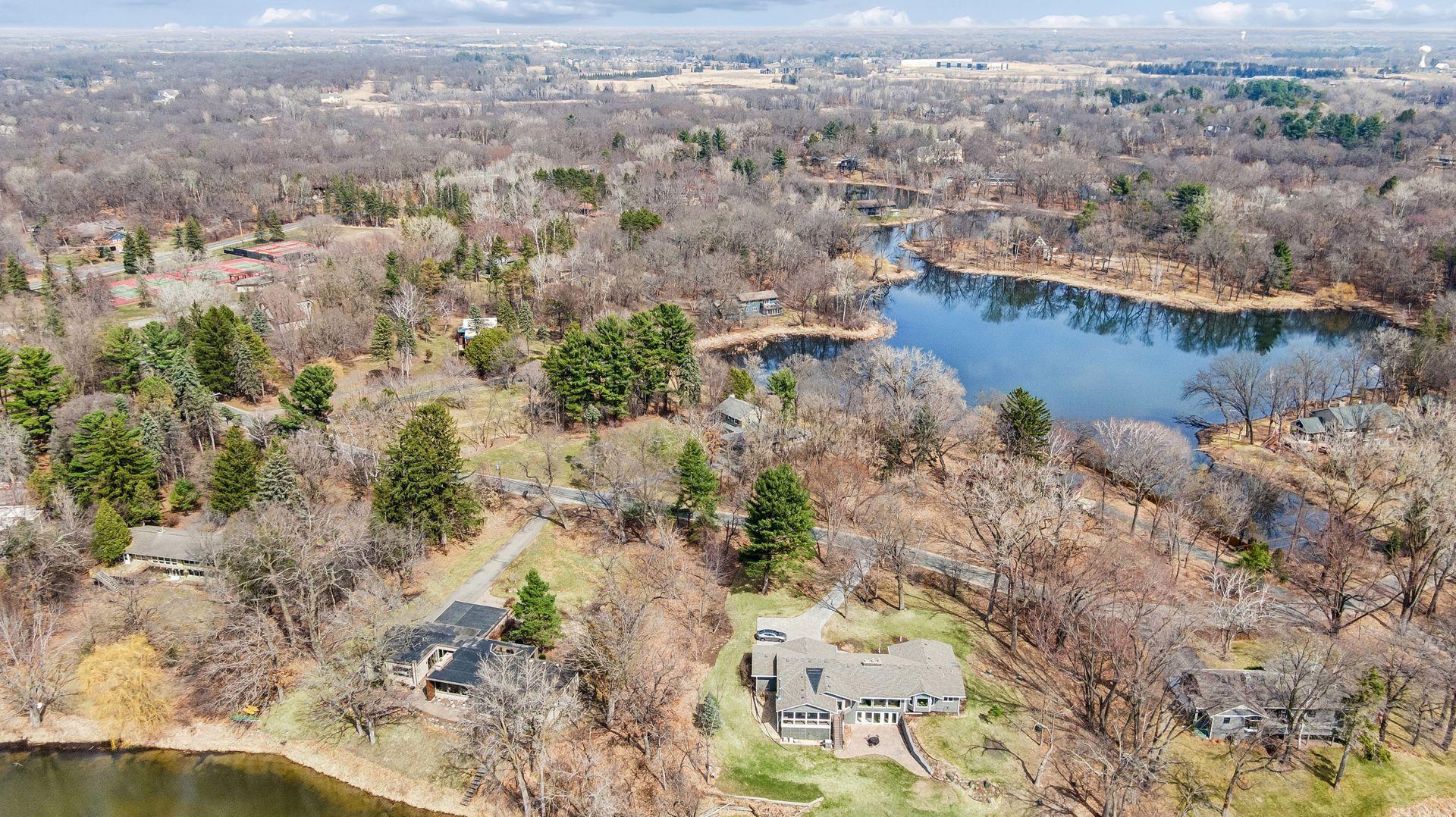 11 Duck Pass Rd, North Oaks, MN 55127