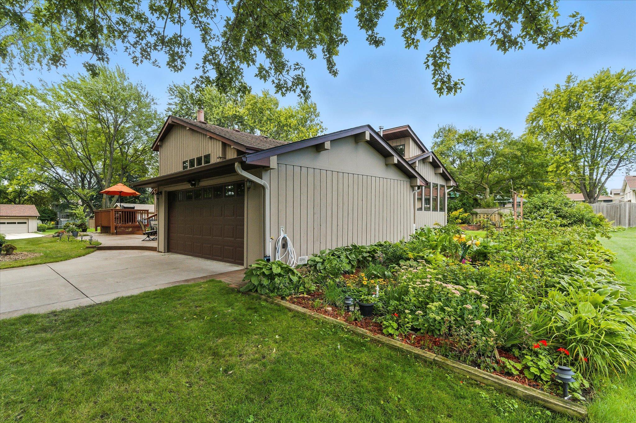 8100 Wynnwood Rd, Golden Valley, MN 55427