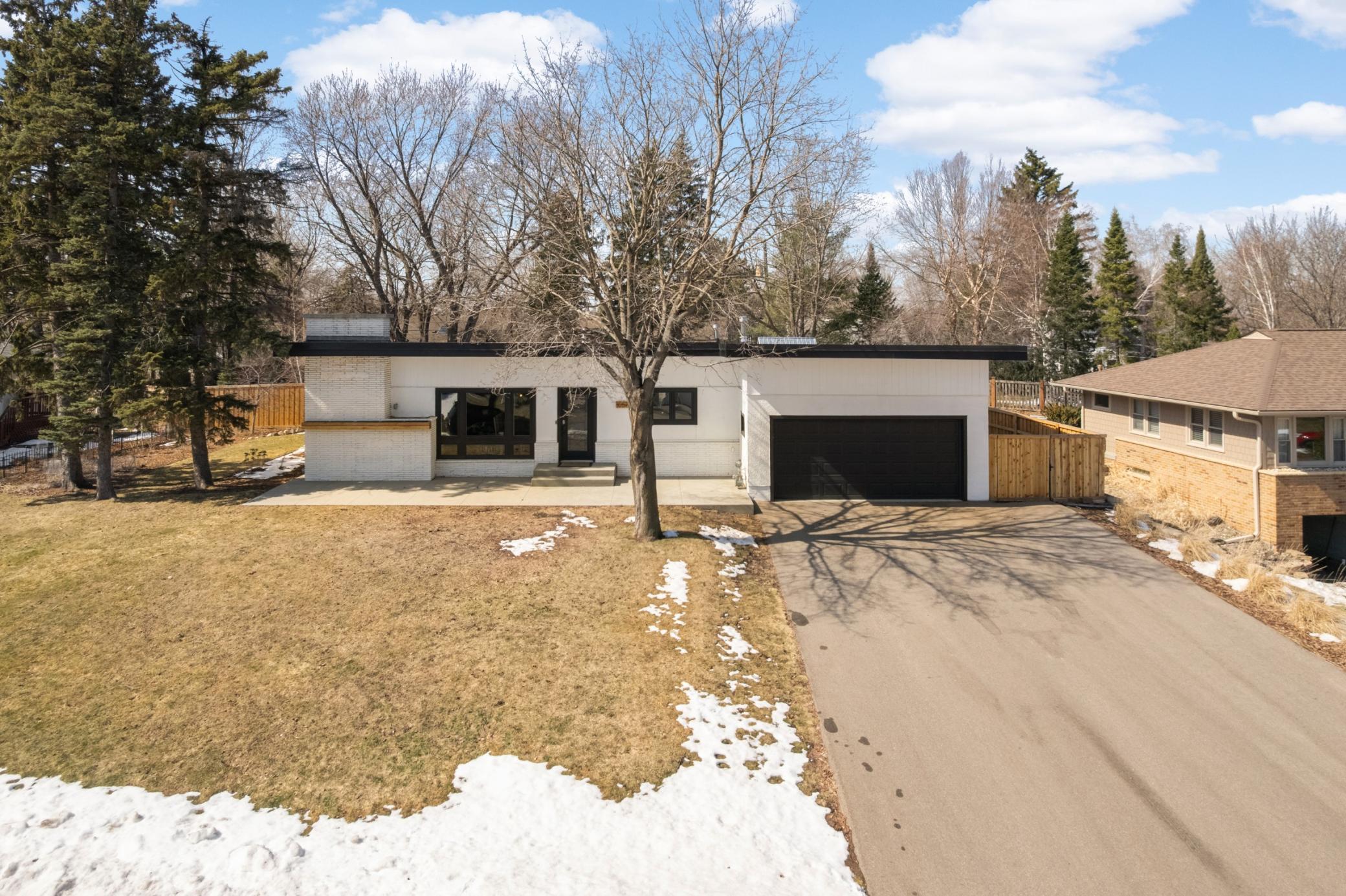 1057 Esther Ln, Mendota Heights, MN 55118