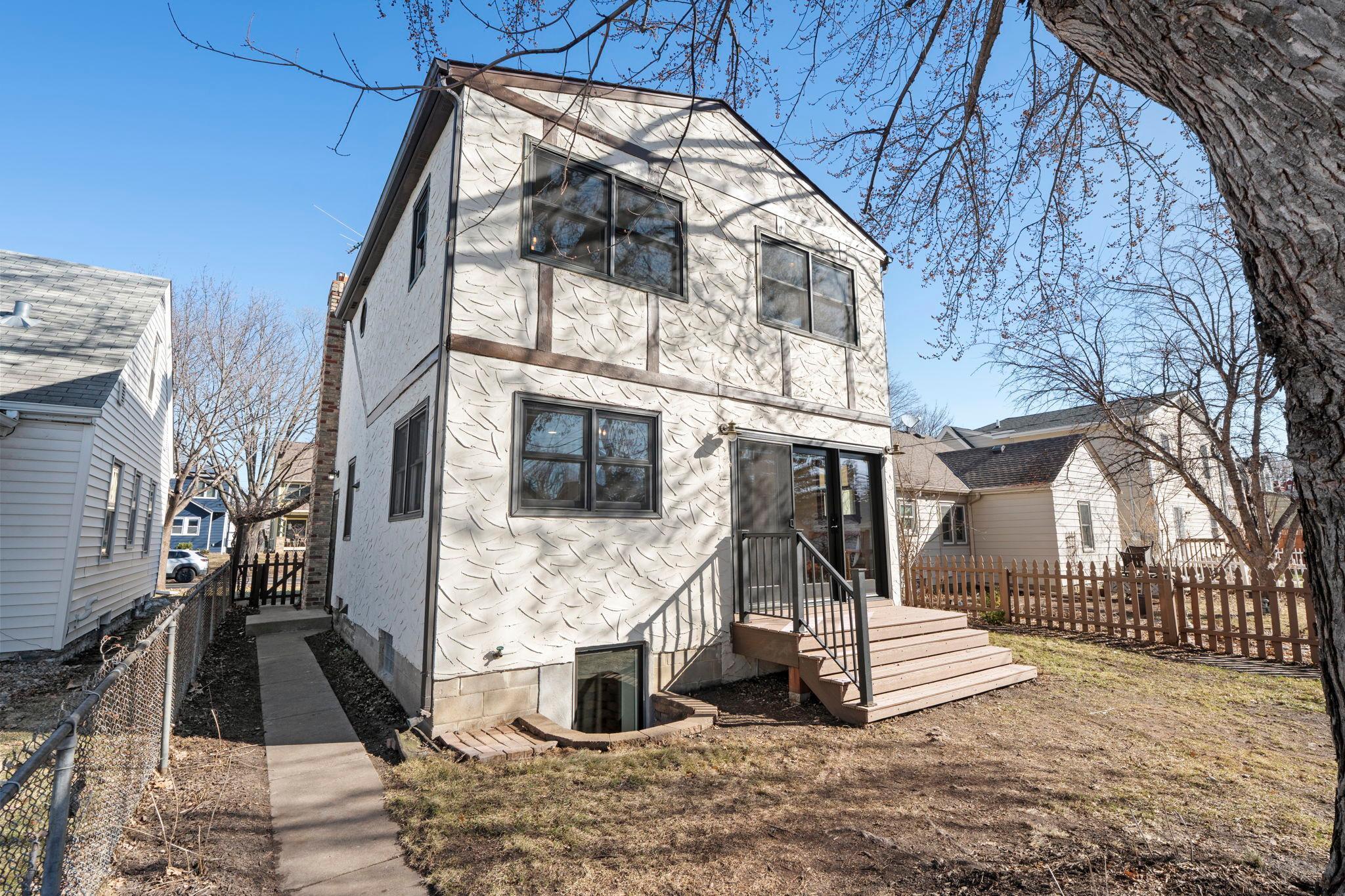 1132 Iowa Ave W, Saint Paul, MN 55108