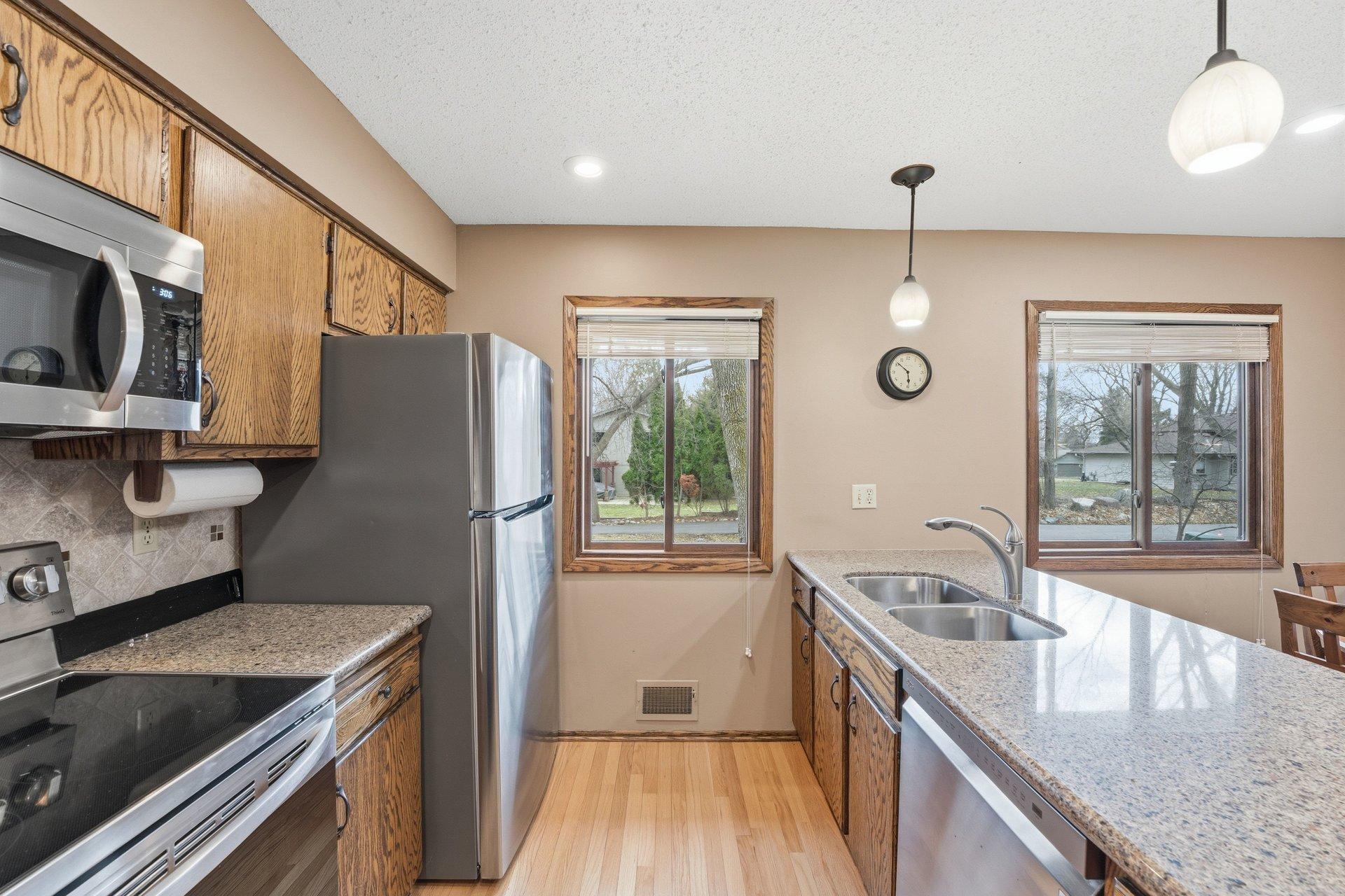 11185 Lanewood Cir, Eden Prairie, MN 55344