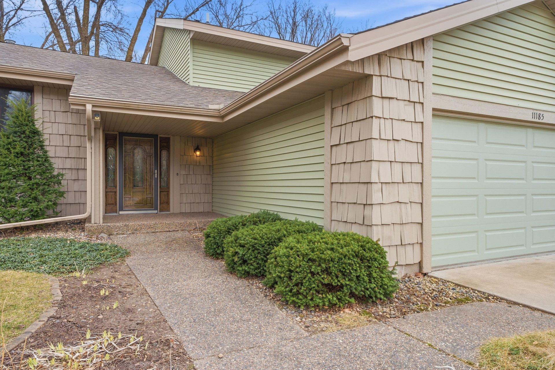 11185 Lanewood Cir, Eden Prairie, MN 55344