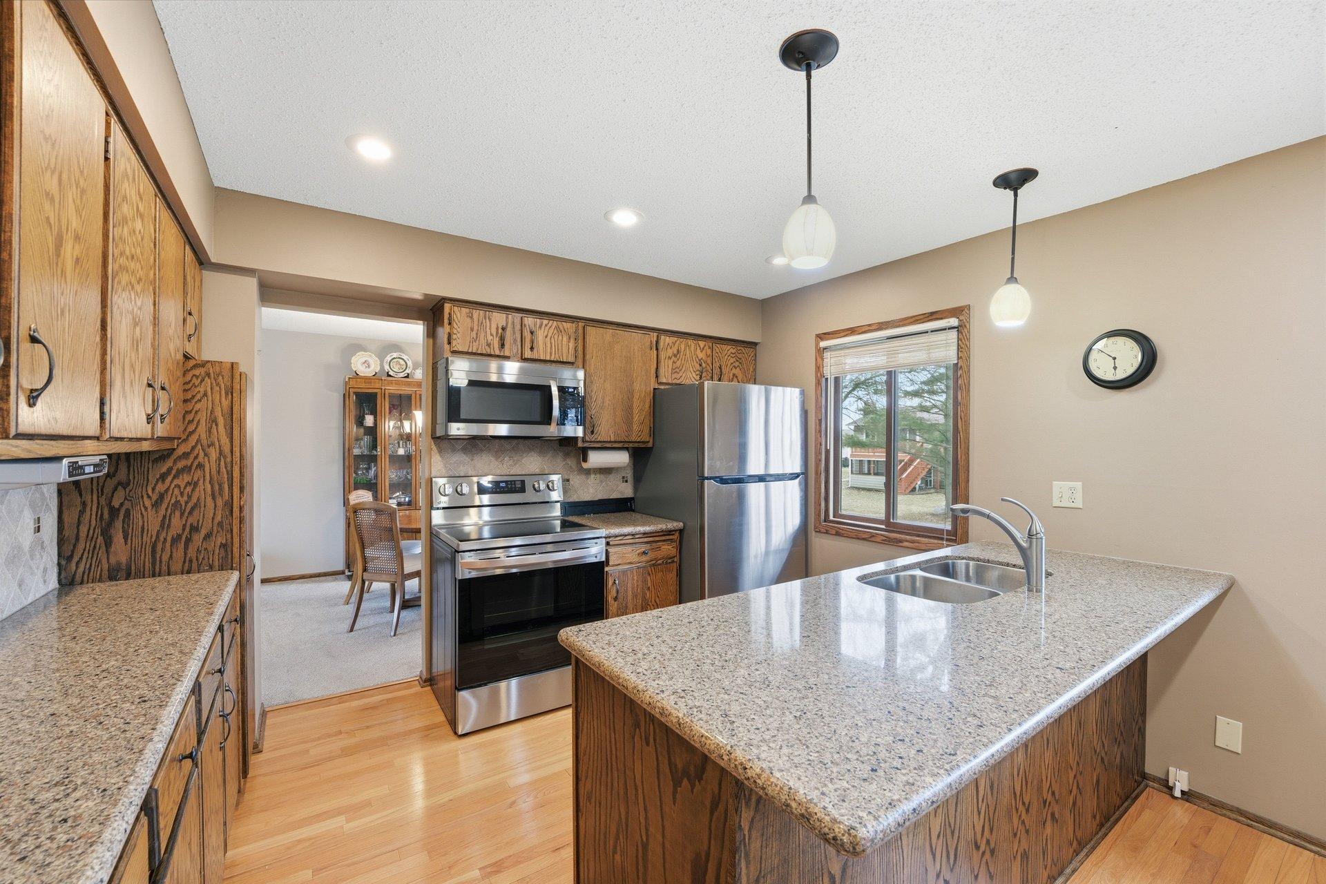 11185 Lanewood Cir, Eden Prairie, MN 55344