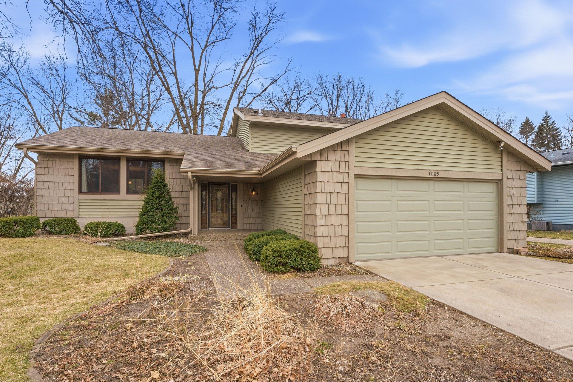 11185 Lanewood Cir, Eden Prairie, MN 55344