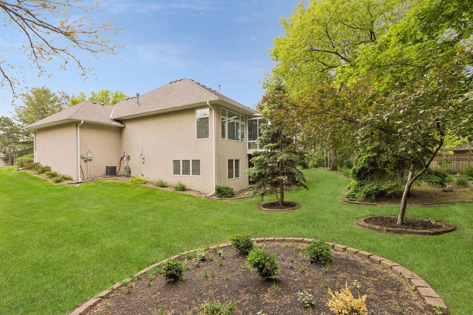 10586 Estate Dr, Eden Prairie, MN 55347