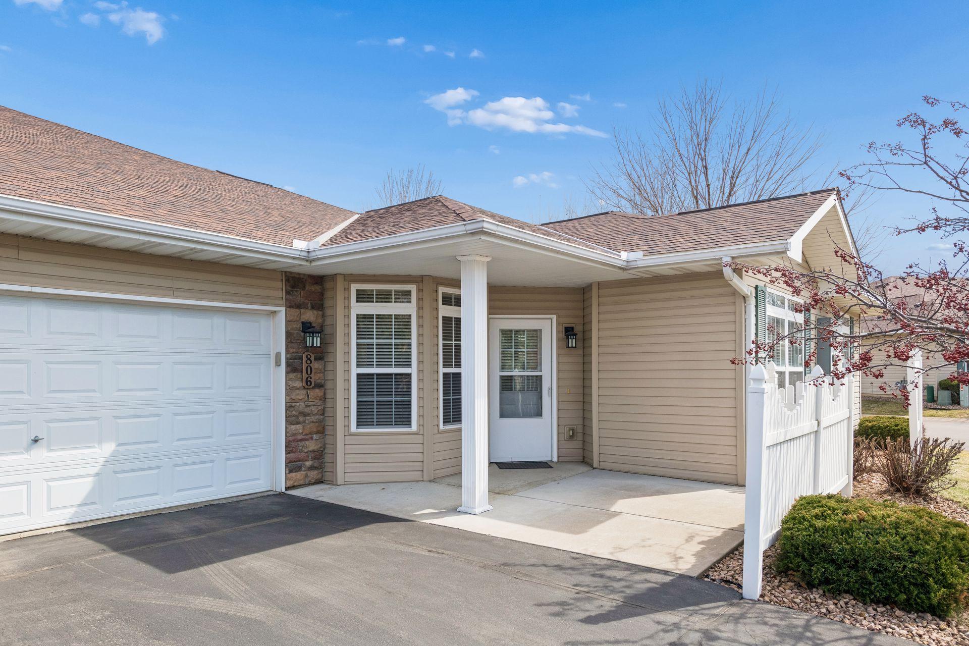 806 Roundhouse St, Shakopee, MN 55379