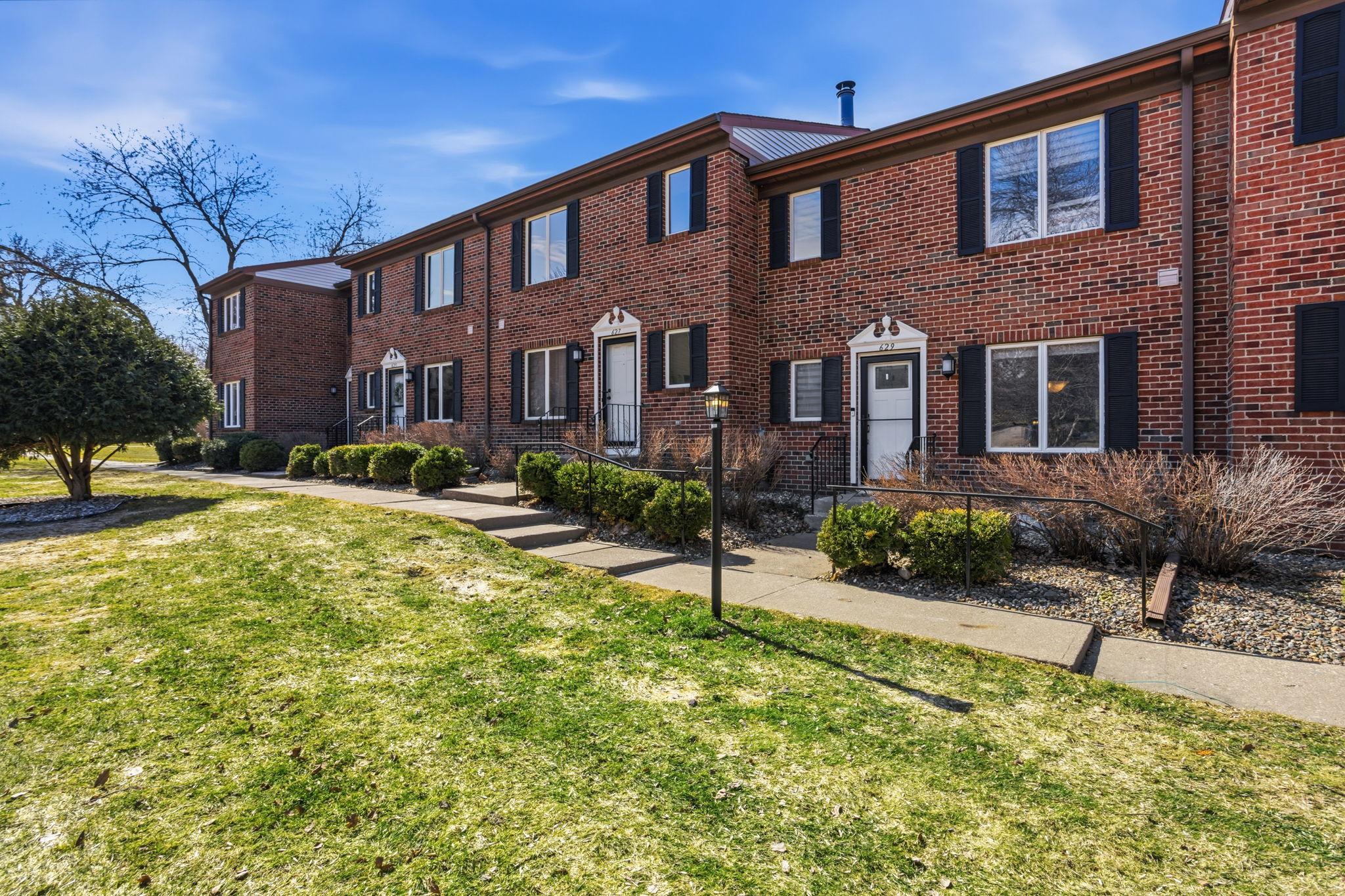 629 Maple Park Dr, Mendota Heights, MN 55118