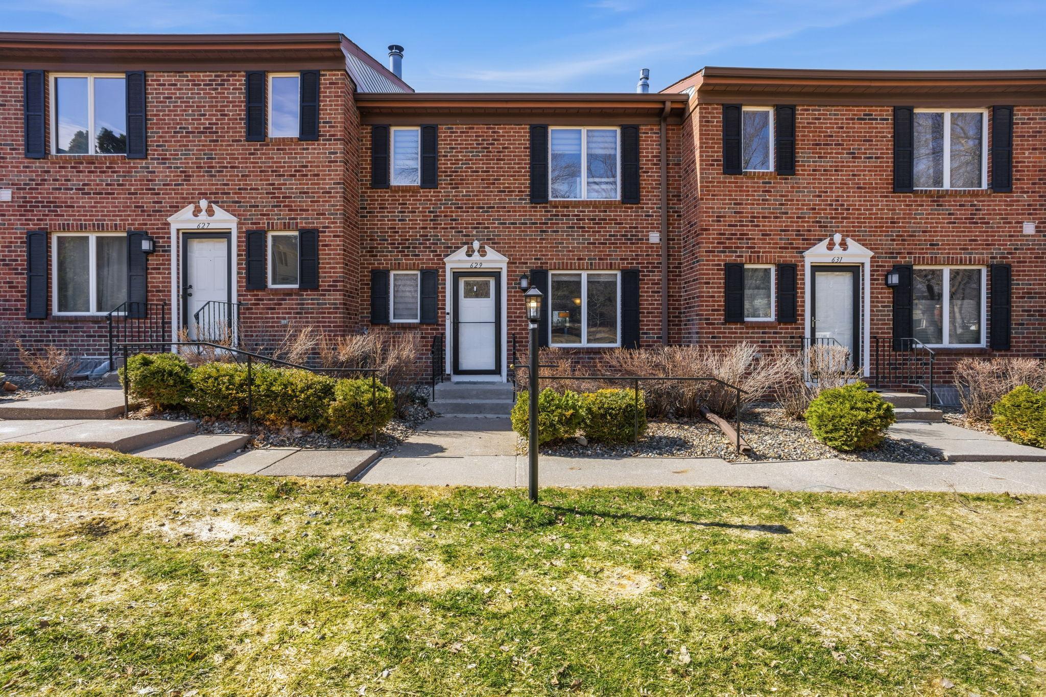 629 Maple Park Dr, Mendota Heights, MN 55118