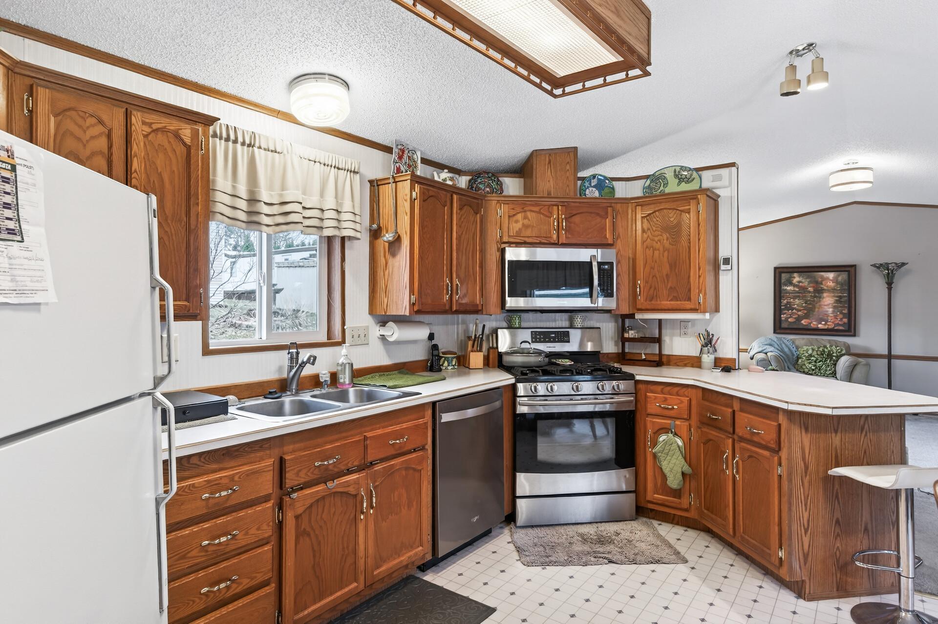 2442 Rice St #211, Little Canada, MN 55113