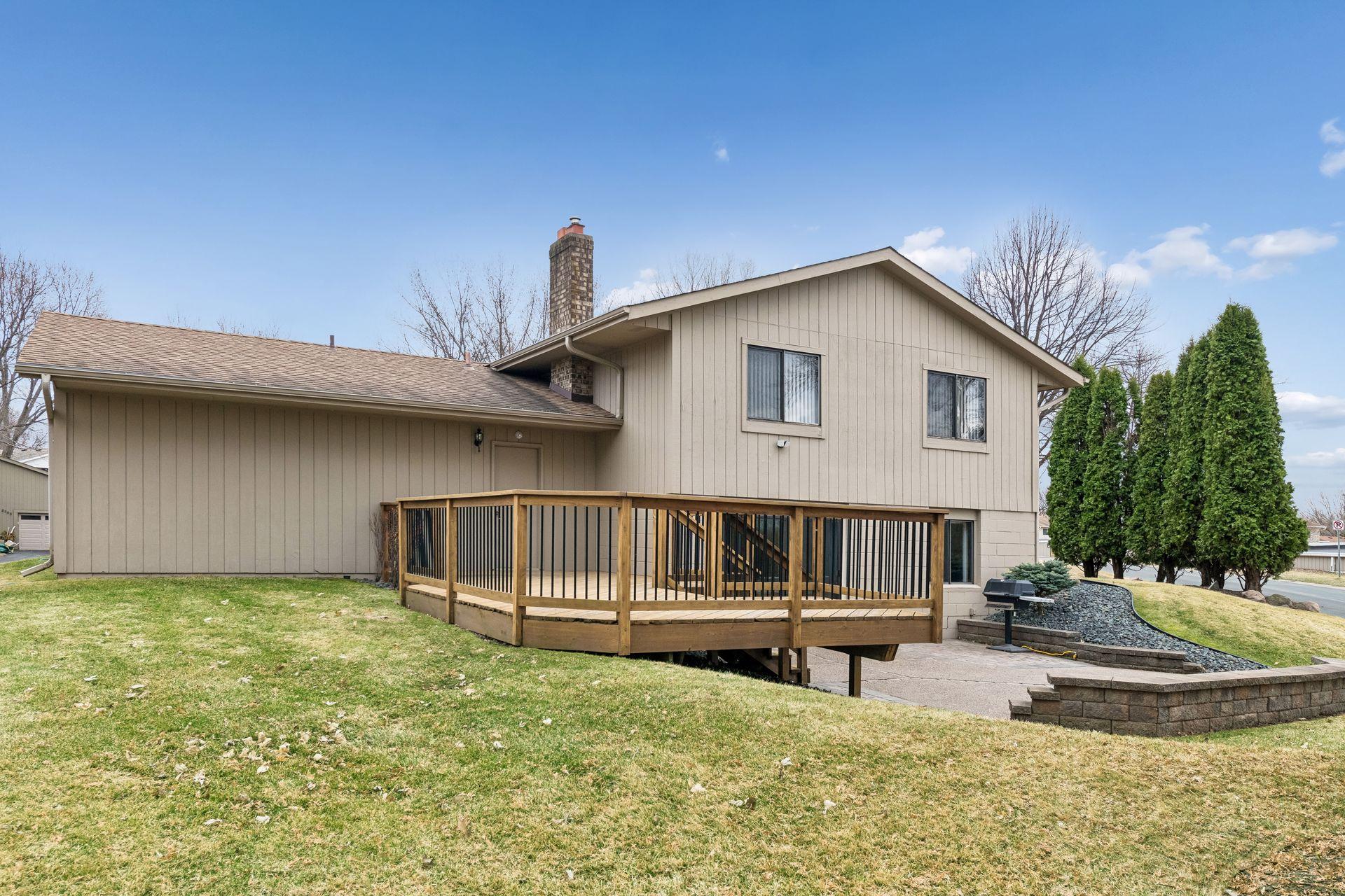 8706 Westwind Cir, Eden Prairie, MN 55344