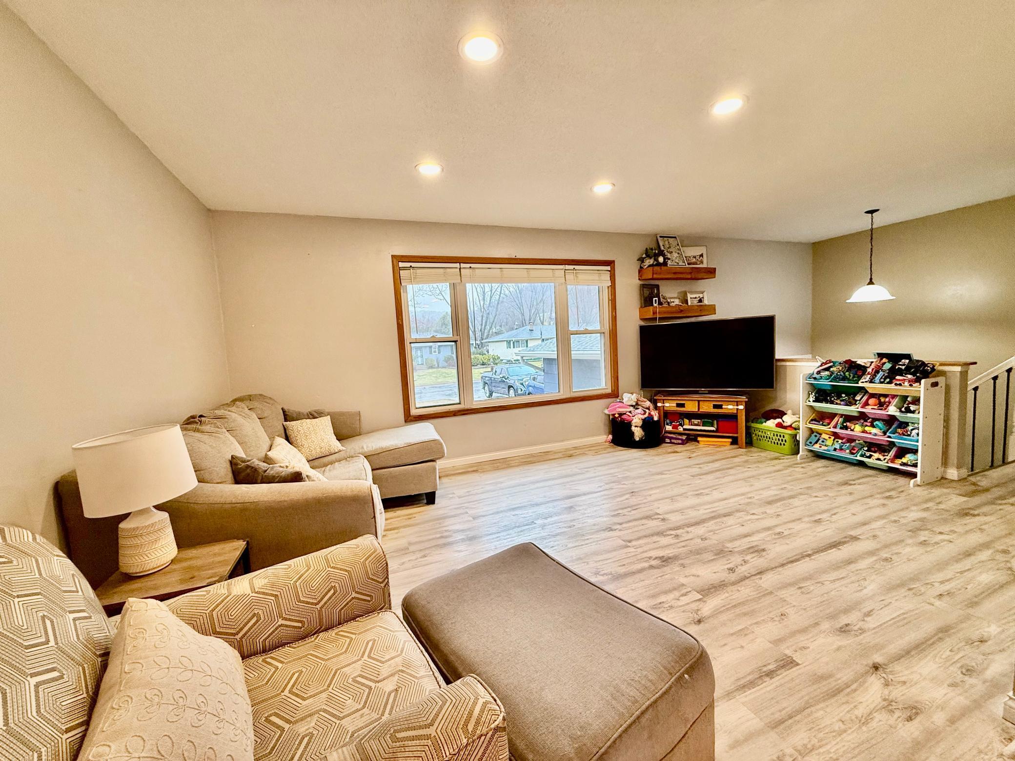 243 Edgeview Dr, Rollingstone, MN 55969